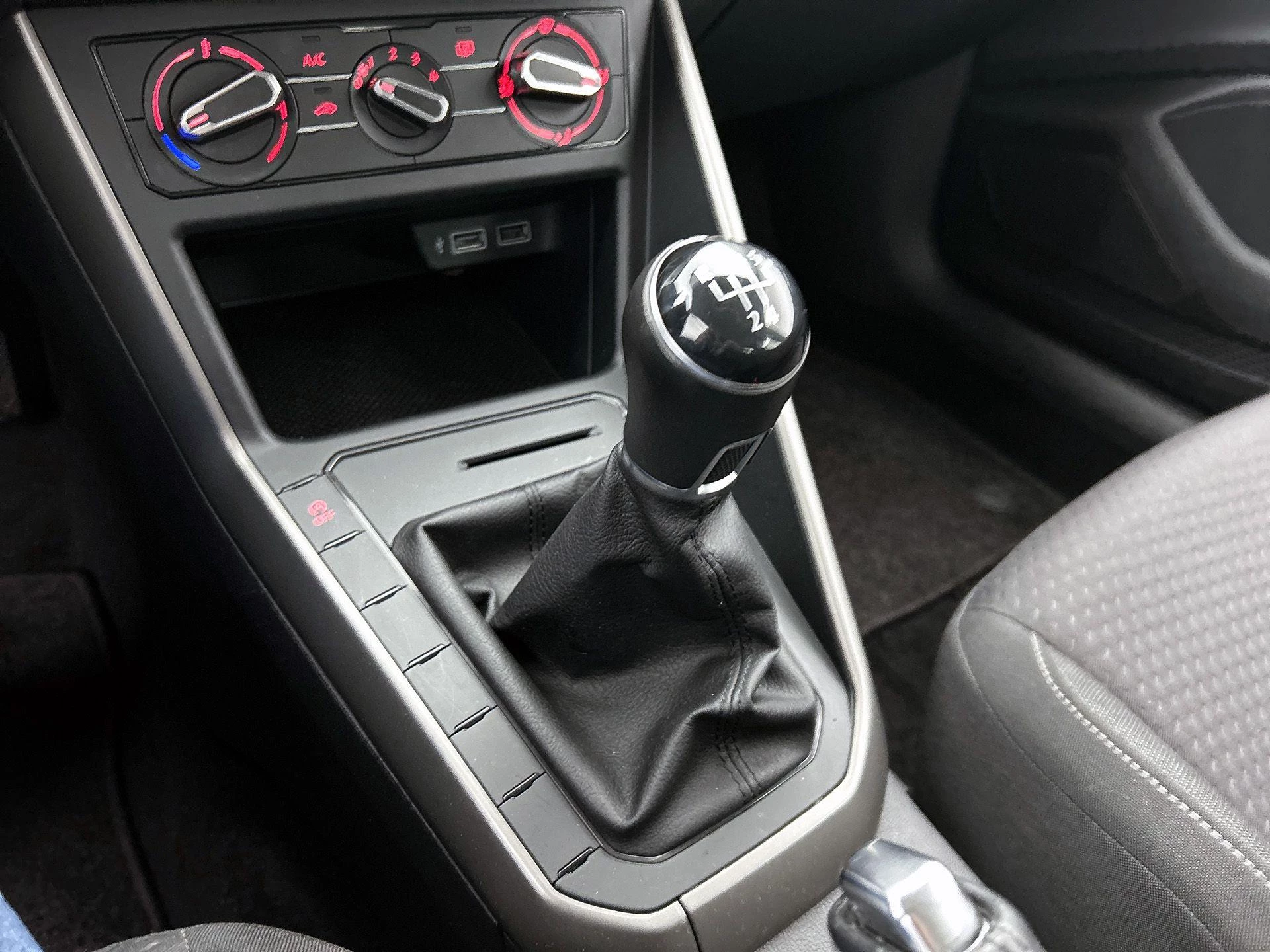 Volkswagen-Polo-image-25
