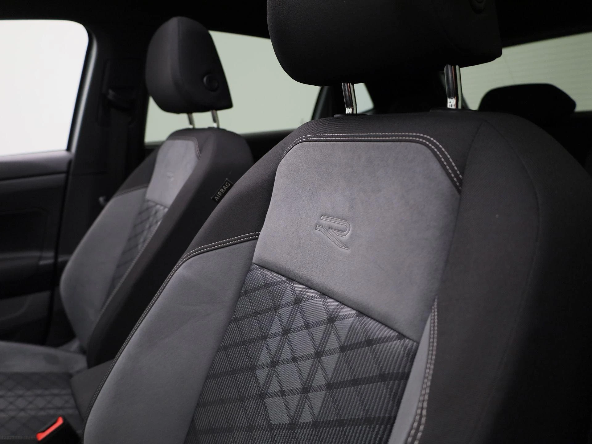 Volkswagen-Polo-image-27