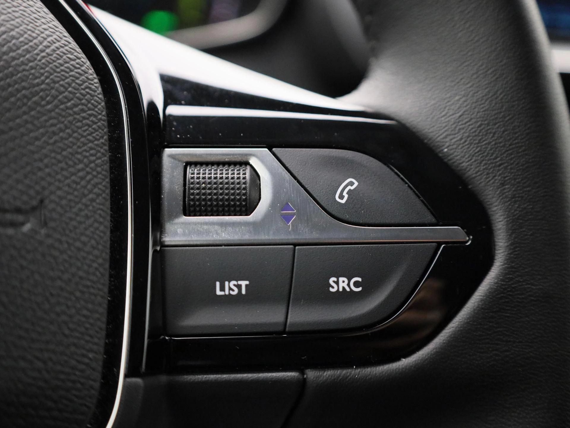Peugeot-e-208-image-23