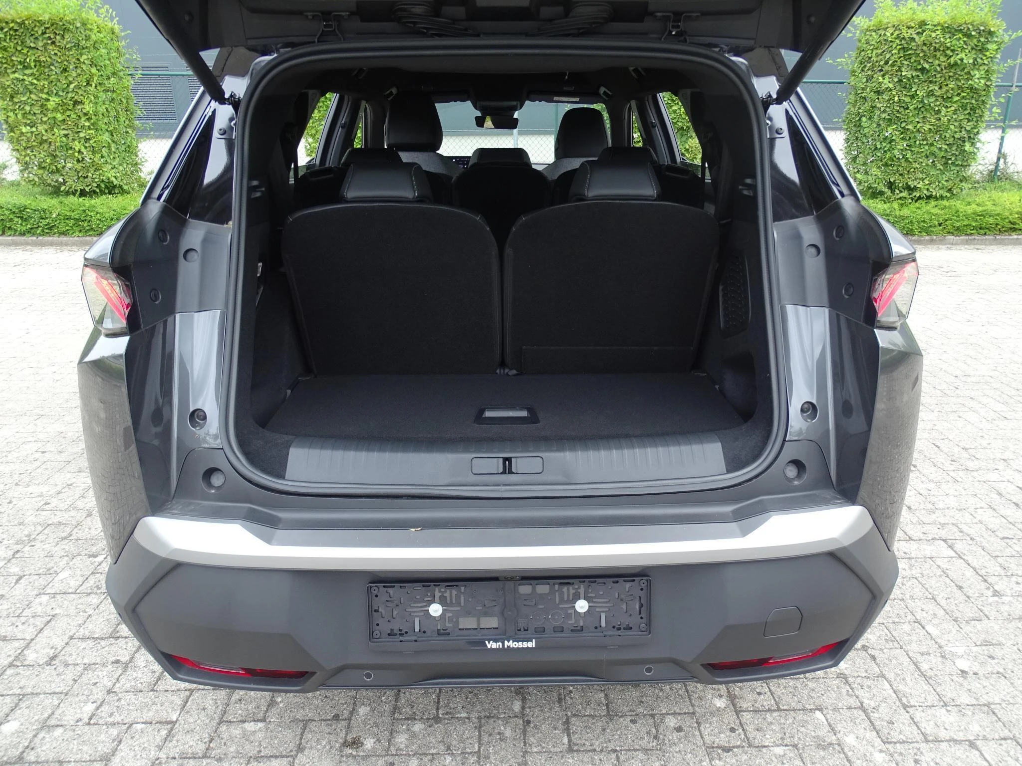 Peugeot-e-5008-image-16