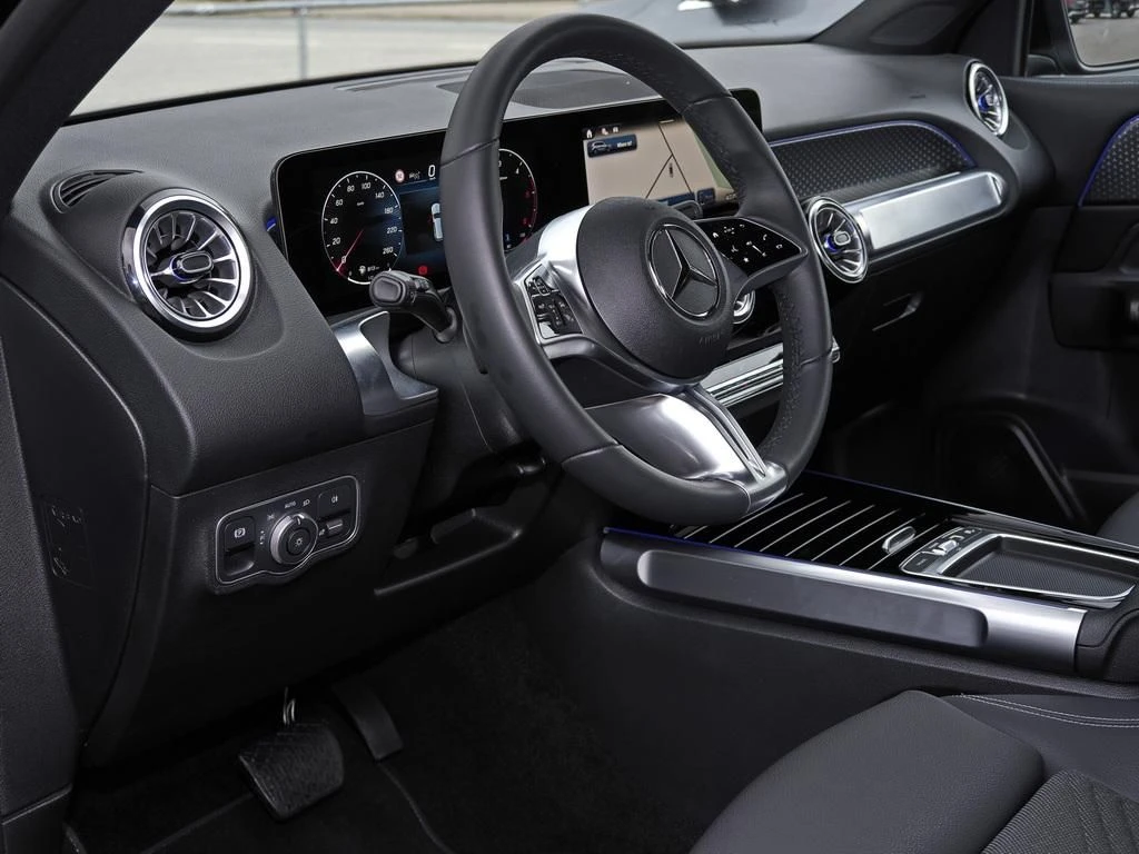 Mercedes-Benz-GLB 200 d-image-9