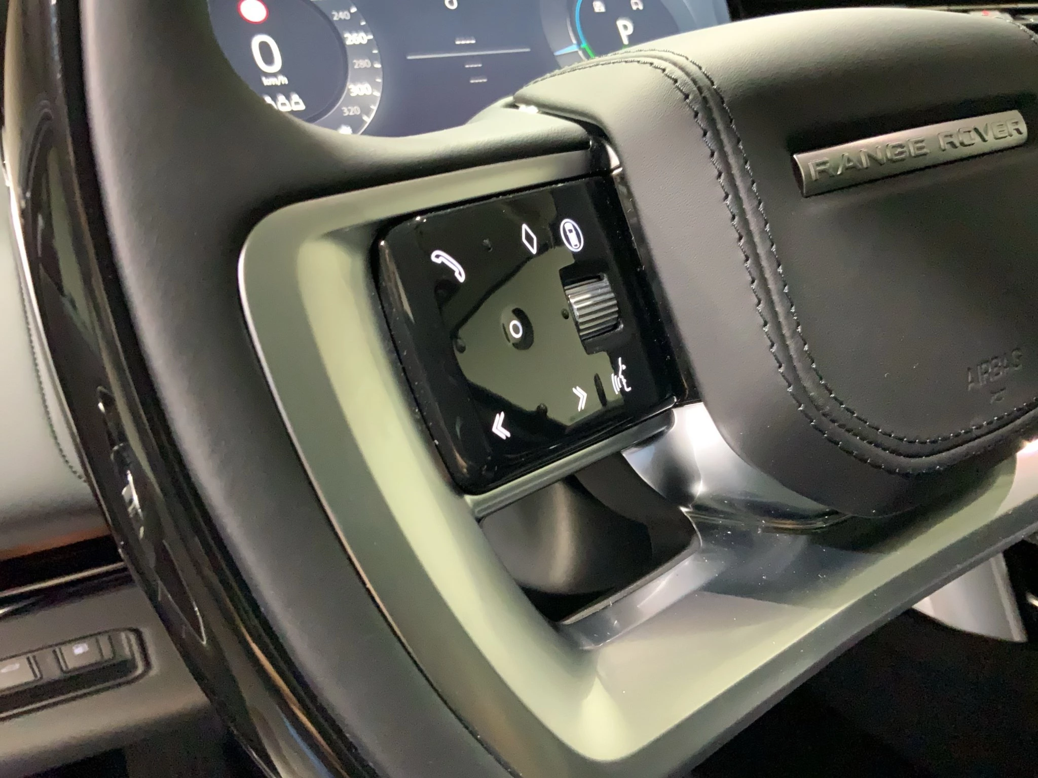 Land Rover-Range Rover-image-20