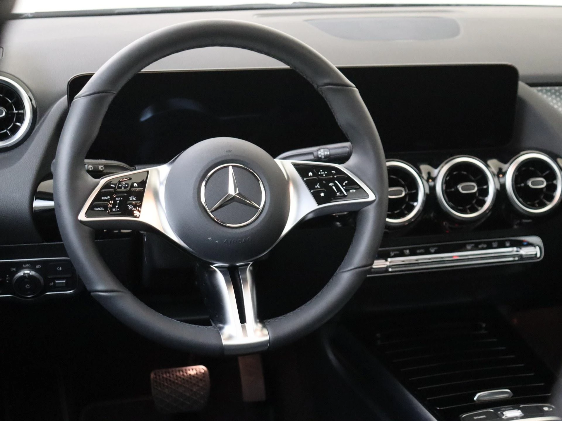 Mercedes-Benz-GLA-image-11