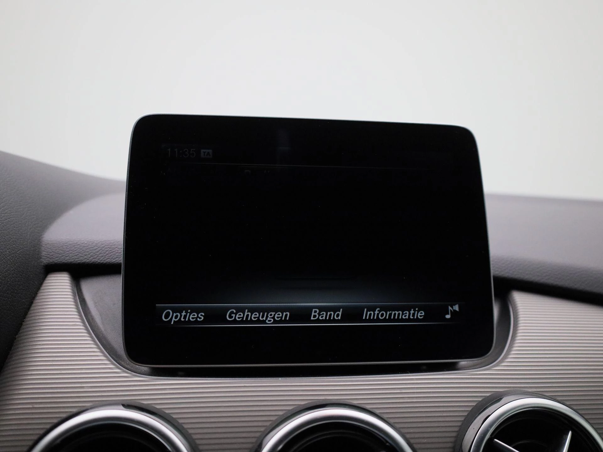 Mercedes-Benz-B-Klasse-image-13