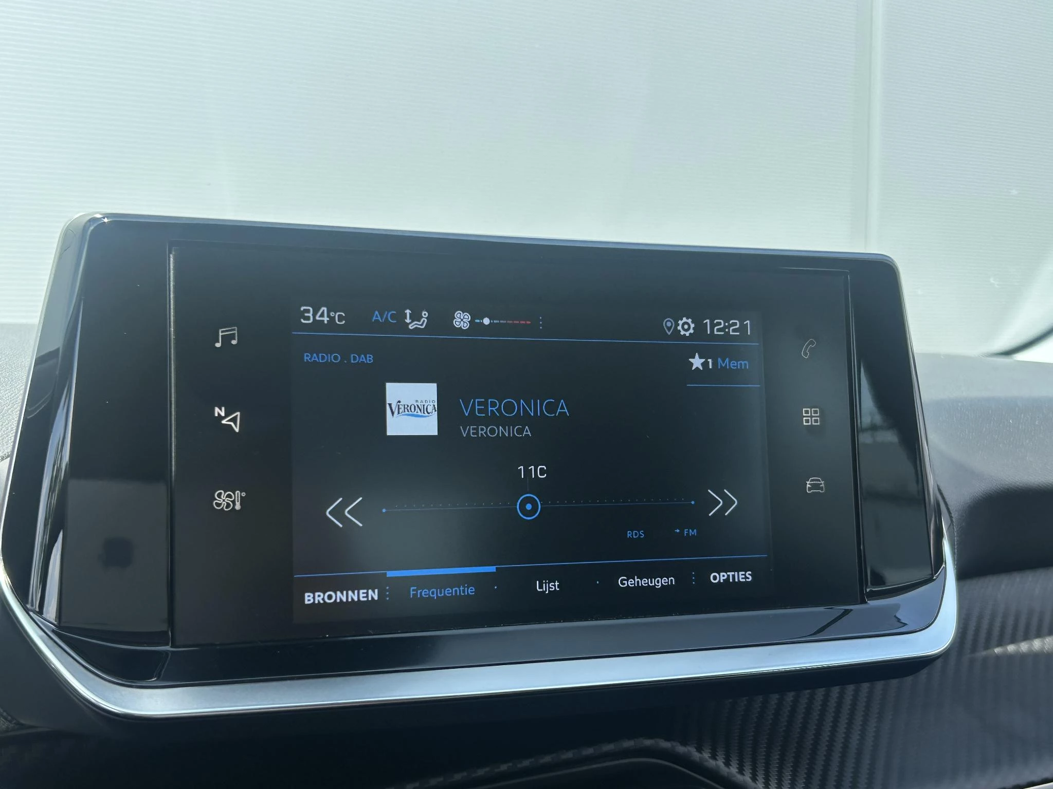 Peugeot-208-image-12
