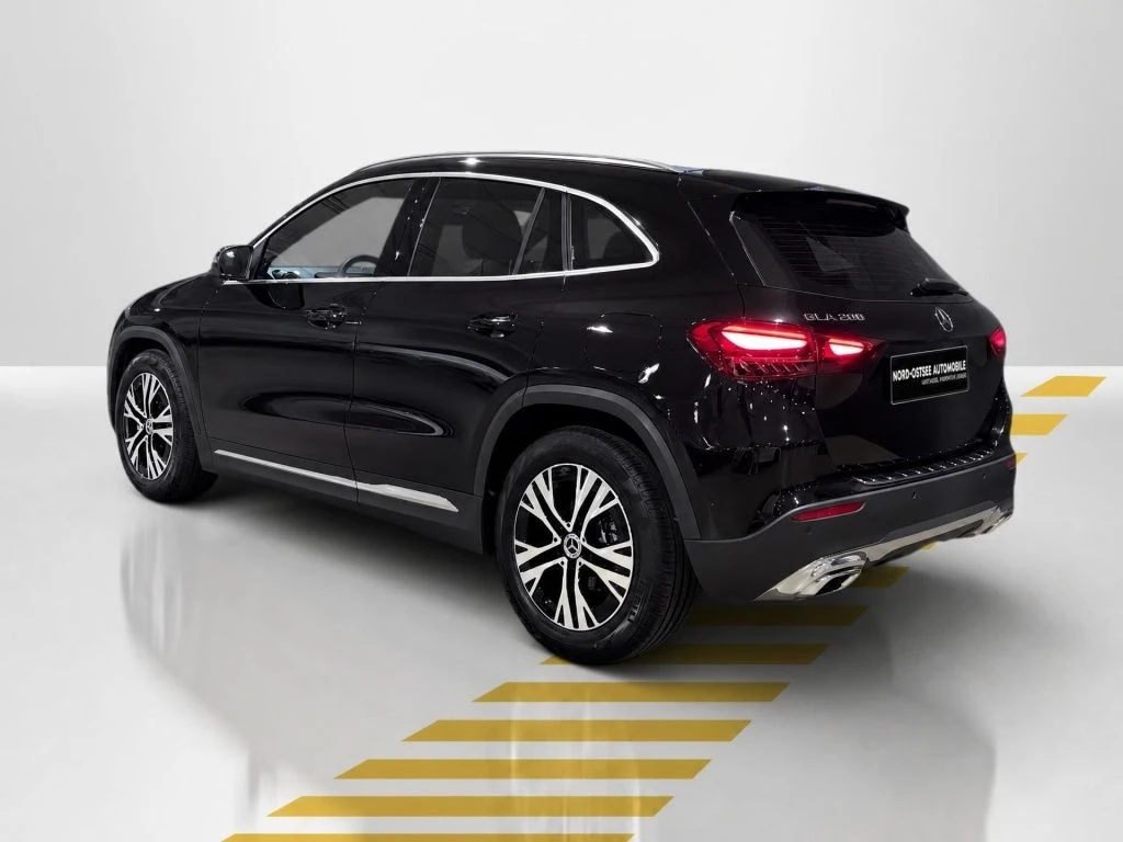 Mercedes-Benz-GLA 200-image-12