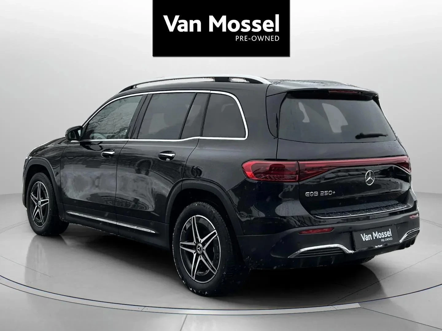 Mercedes-Benz-EQB-image-6