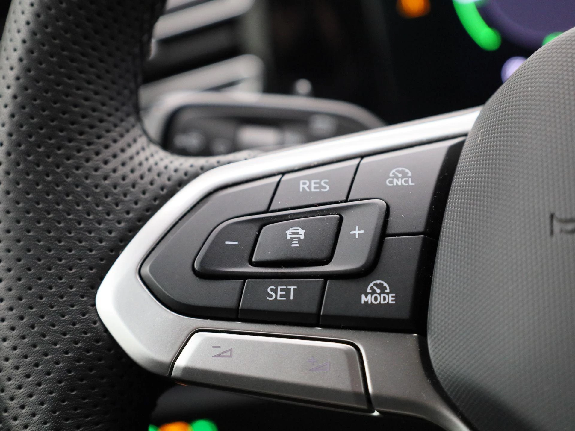 Volkswagen-Tiguan-image-17