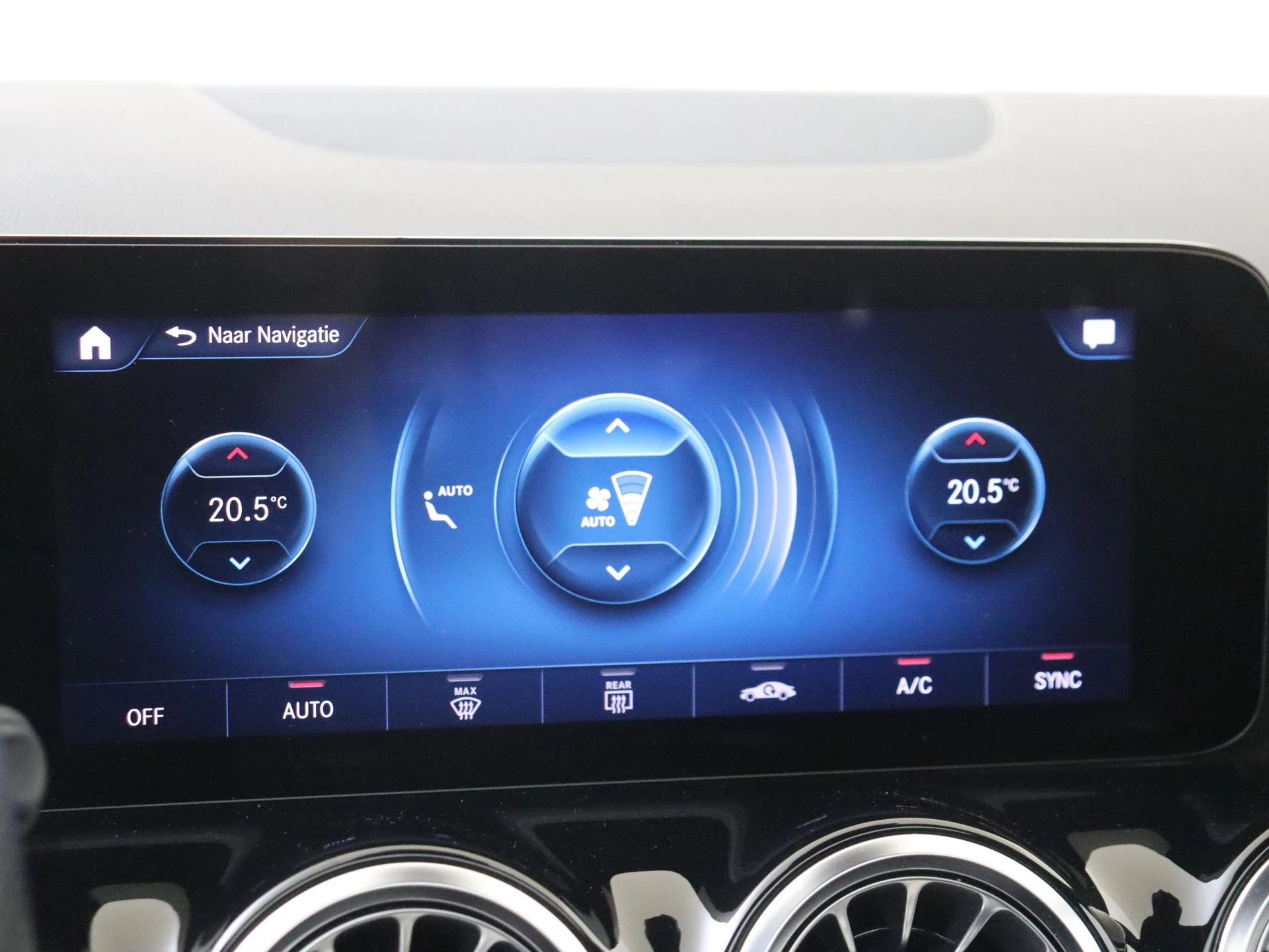 Mercedes-Benz-GLA-image-17