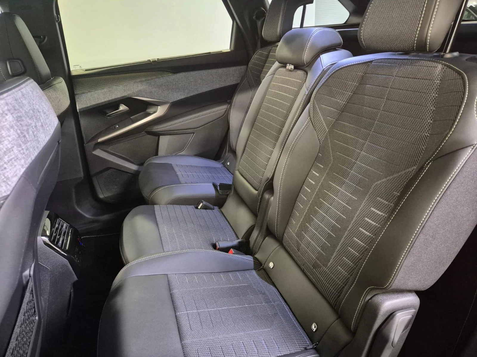 Peugeot 5008 1.2 HYBRID 145 e-DSC6 GT 7 seats + pano dak