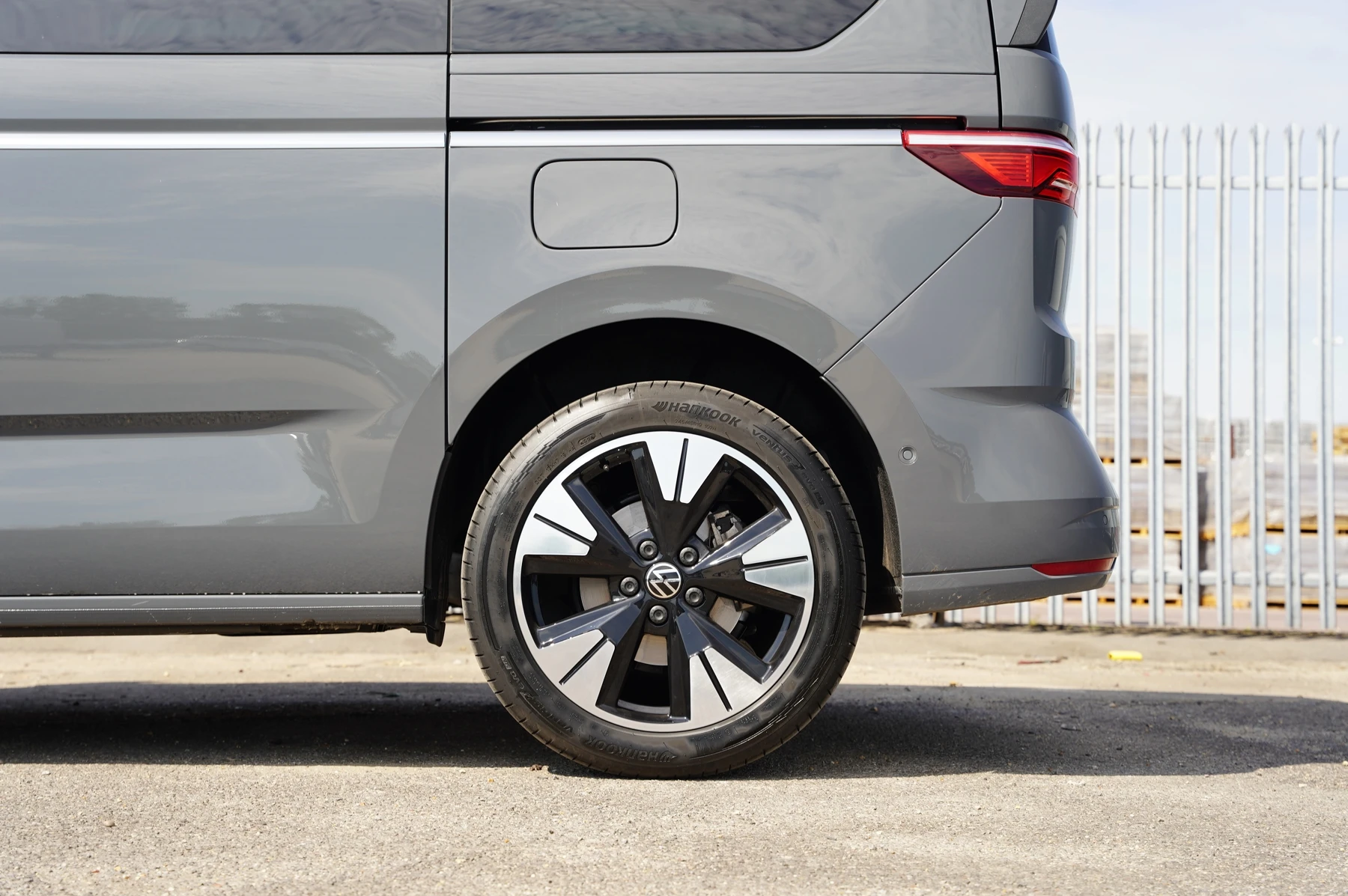 Volkswagen-Multivan-image-13
