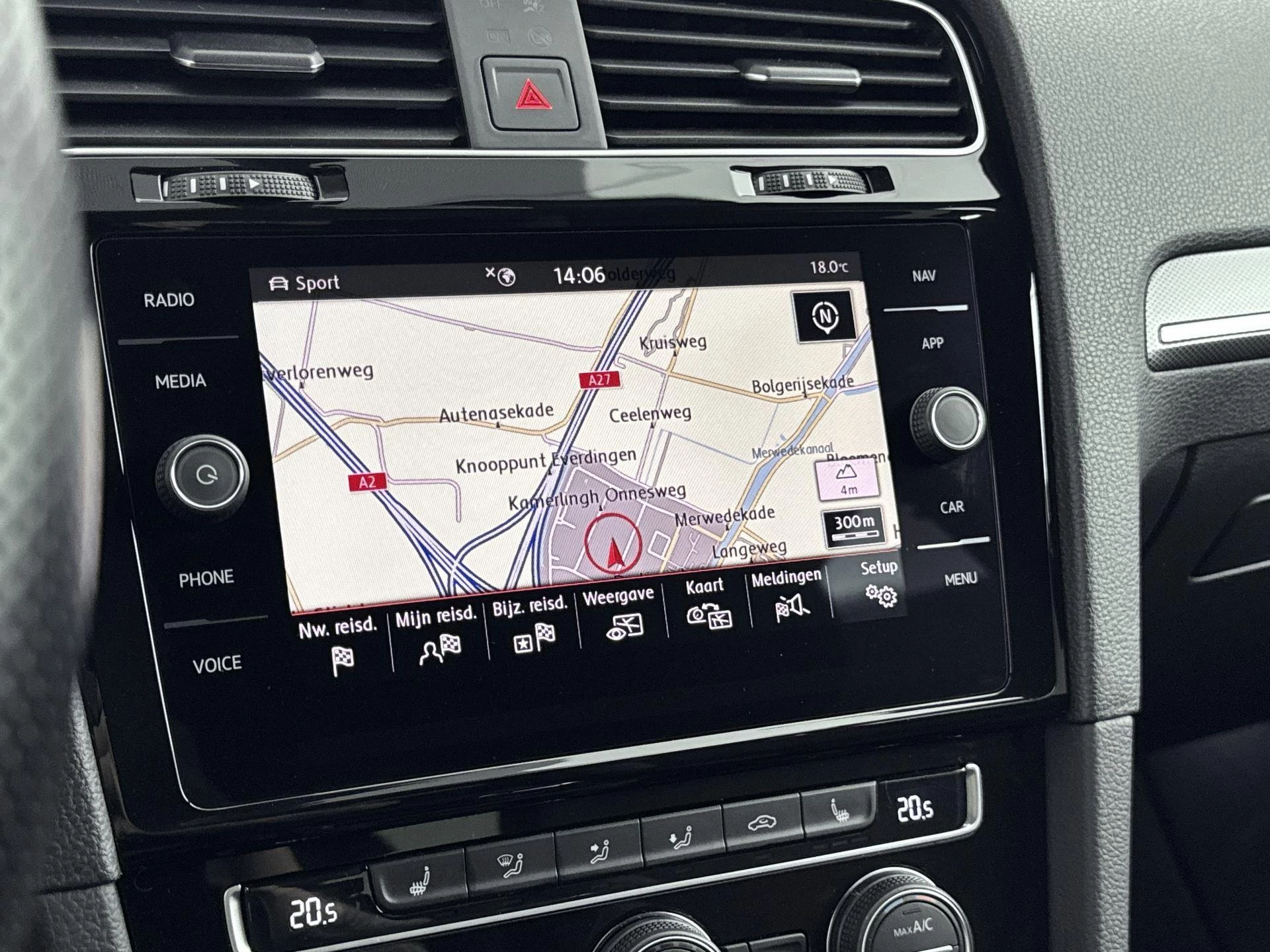 Volkswagen-Golf-image-18