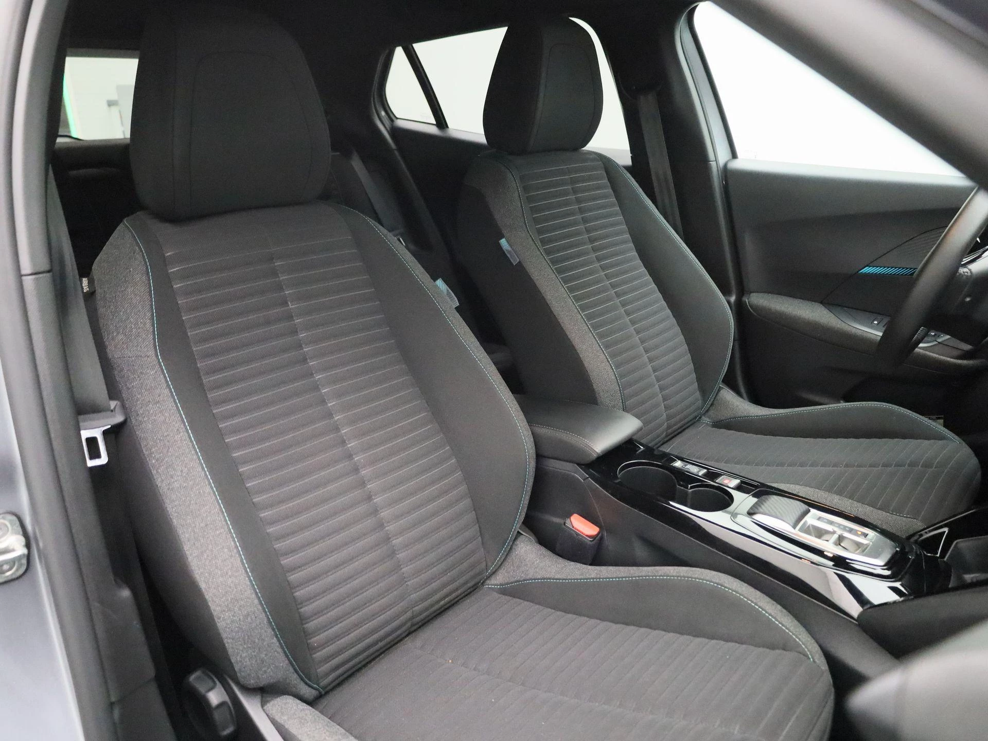 Peugeot-e-2008-image-32