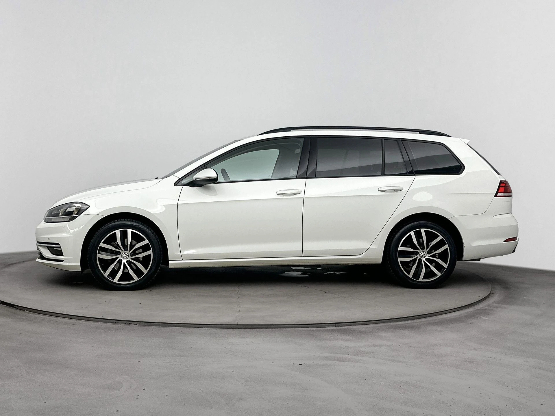 Volkswagen-Golf-image-1