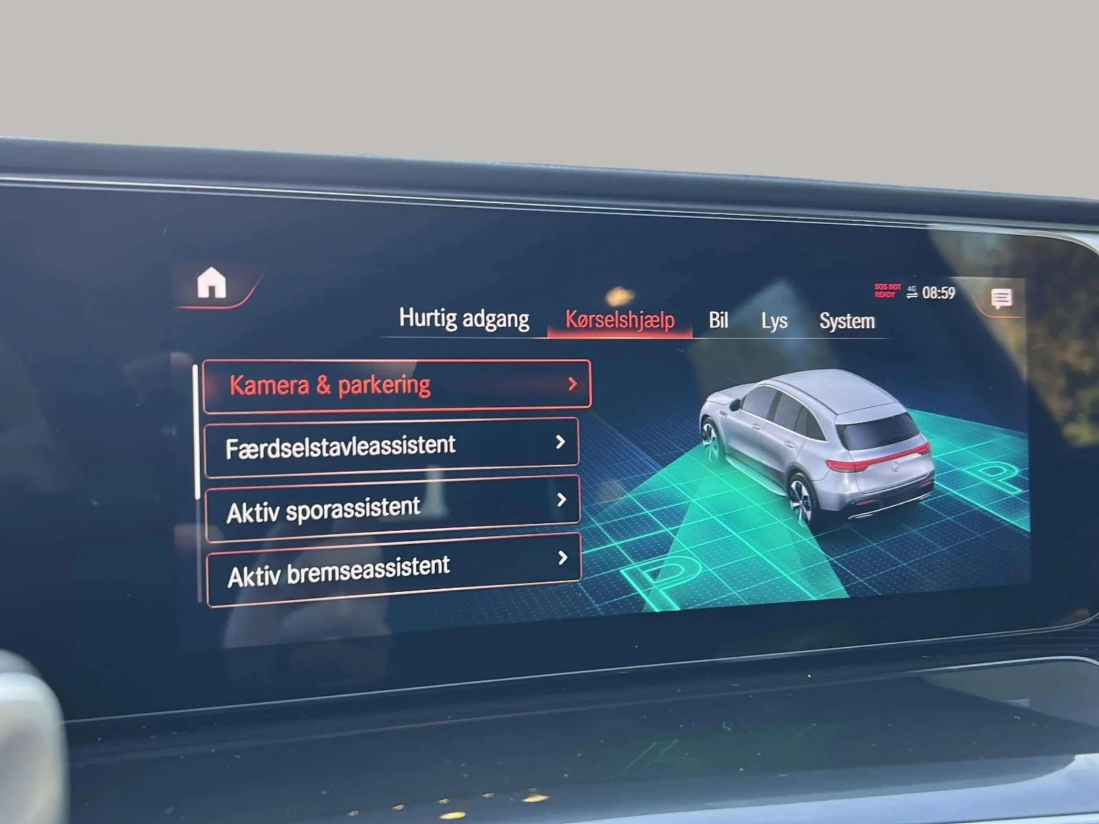 Mercedes-Benz-EQC-image-17