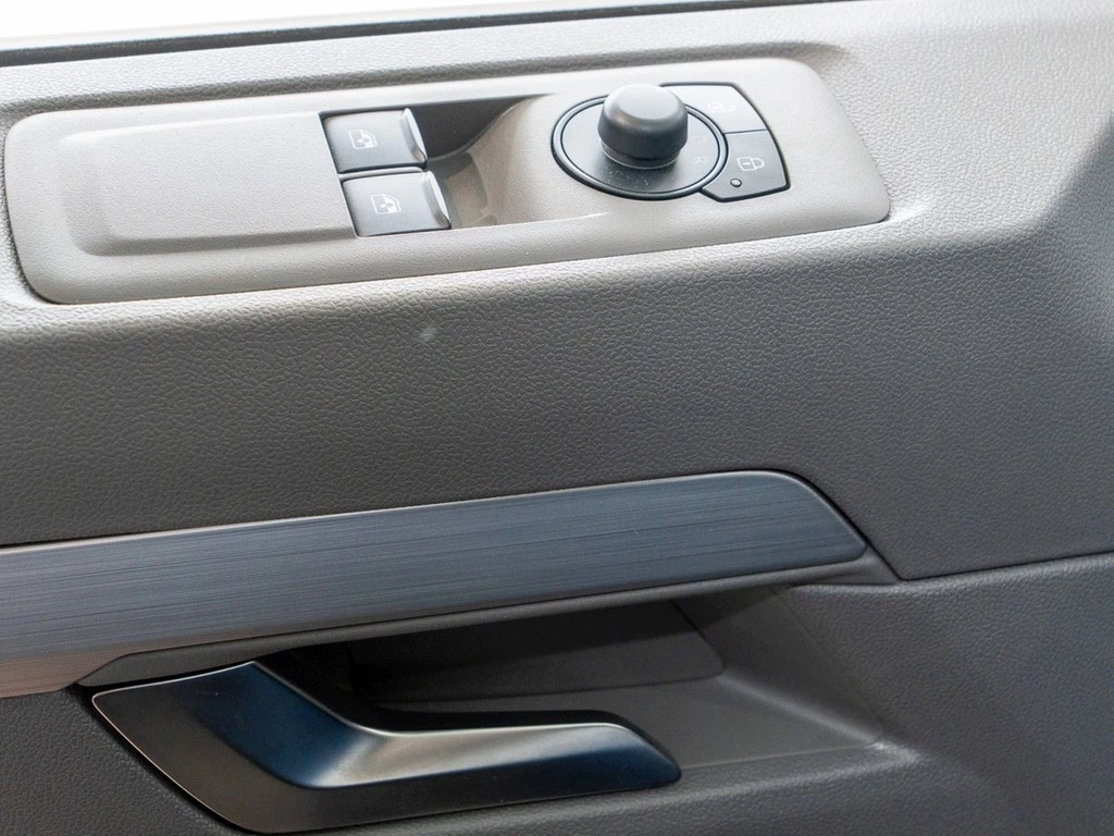 Volkswagen-Transporter-image-12