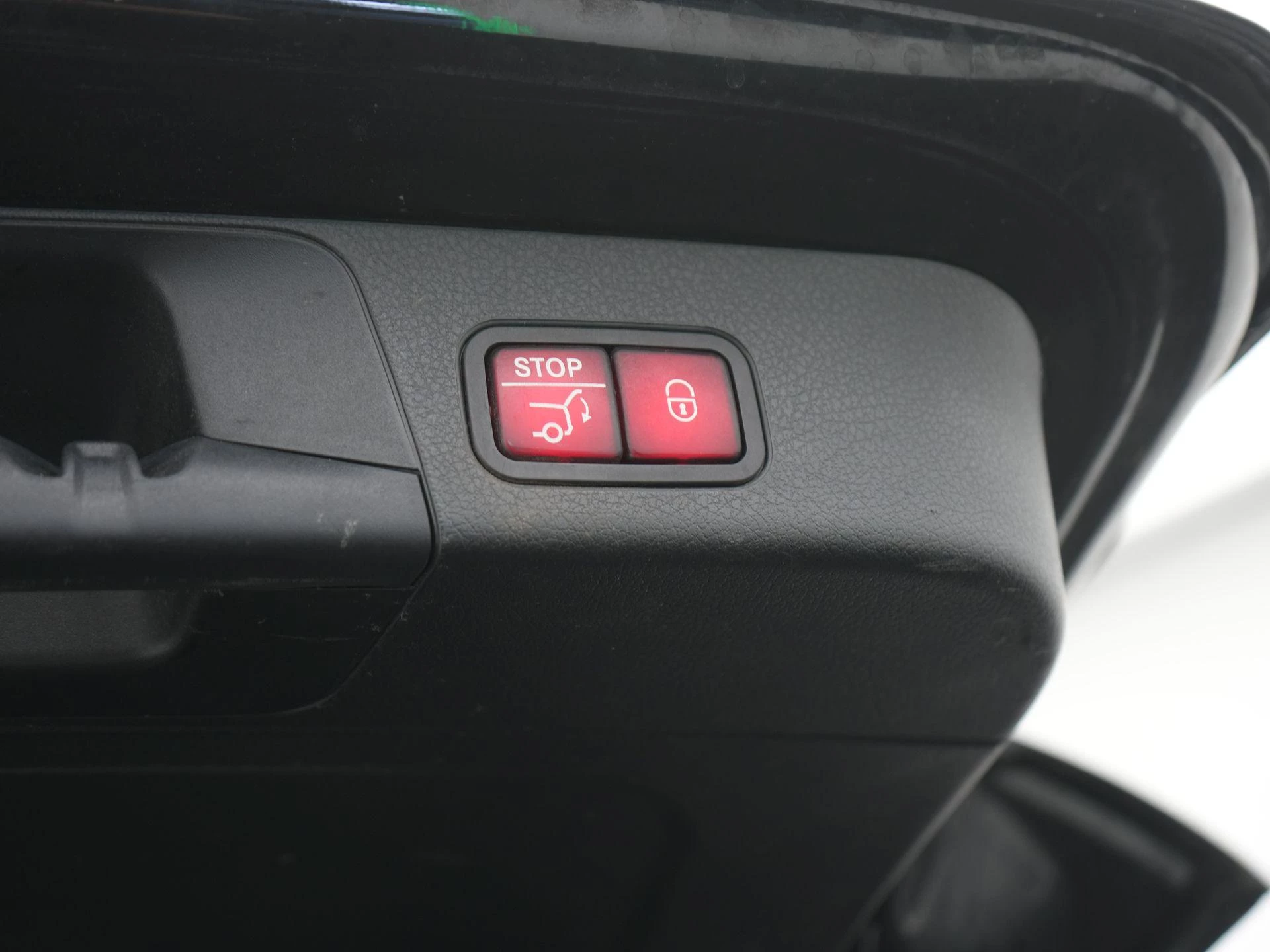 Mercedes-Benz-GLB-image-36