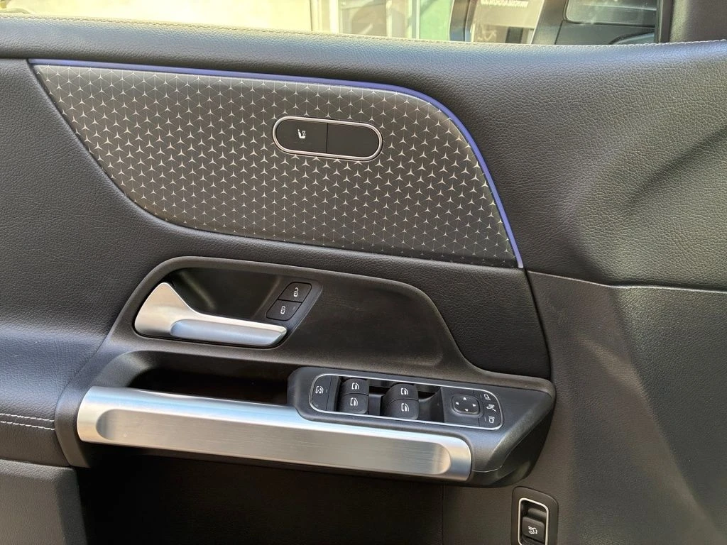Mercedes-Benz-GLB 200 d-image-8