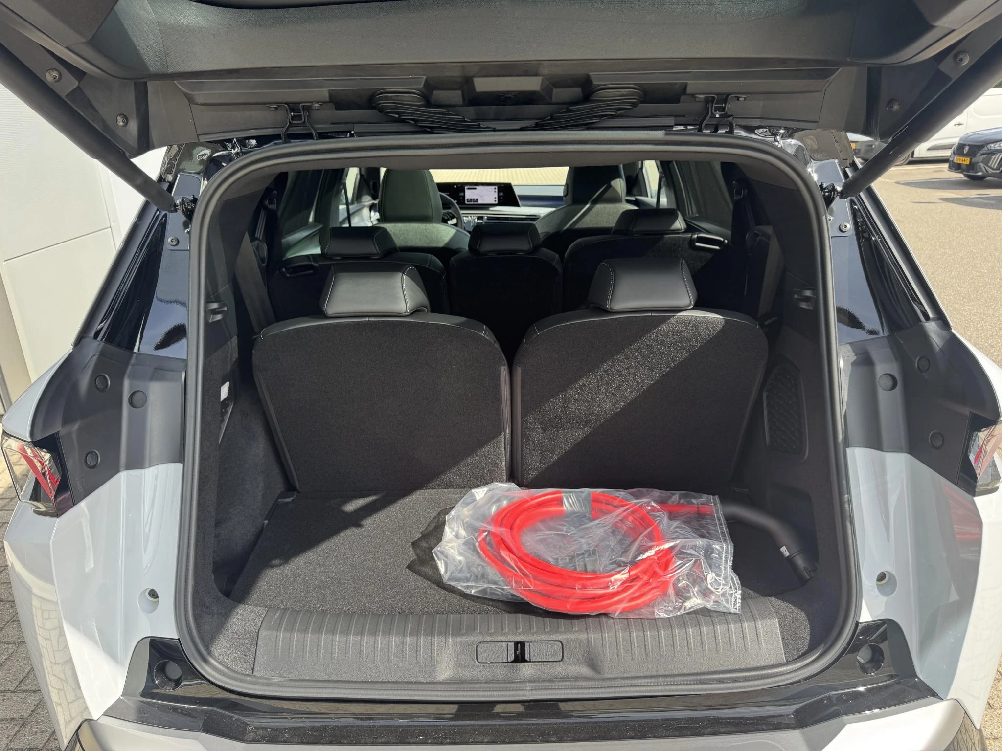 Peugeot-e-5008-image-9