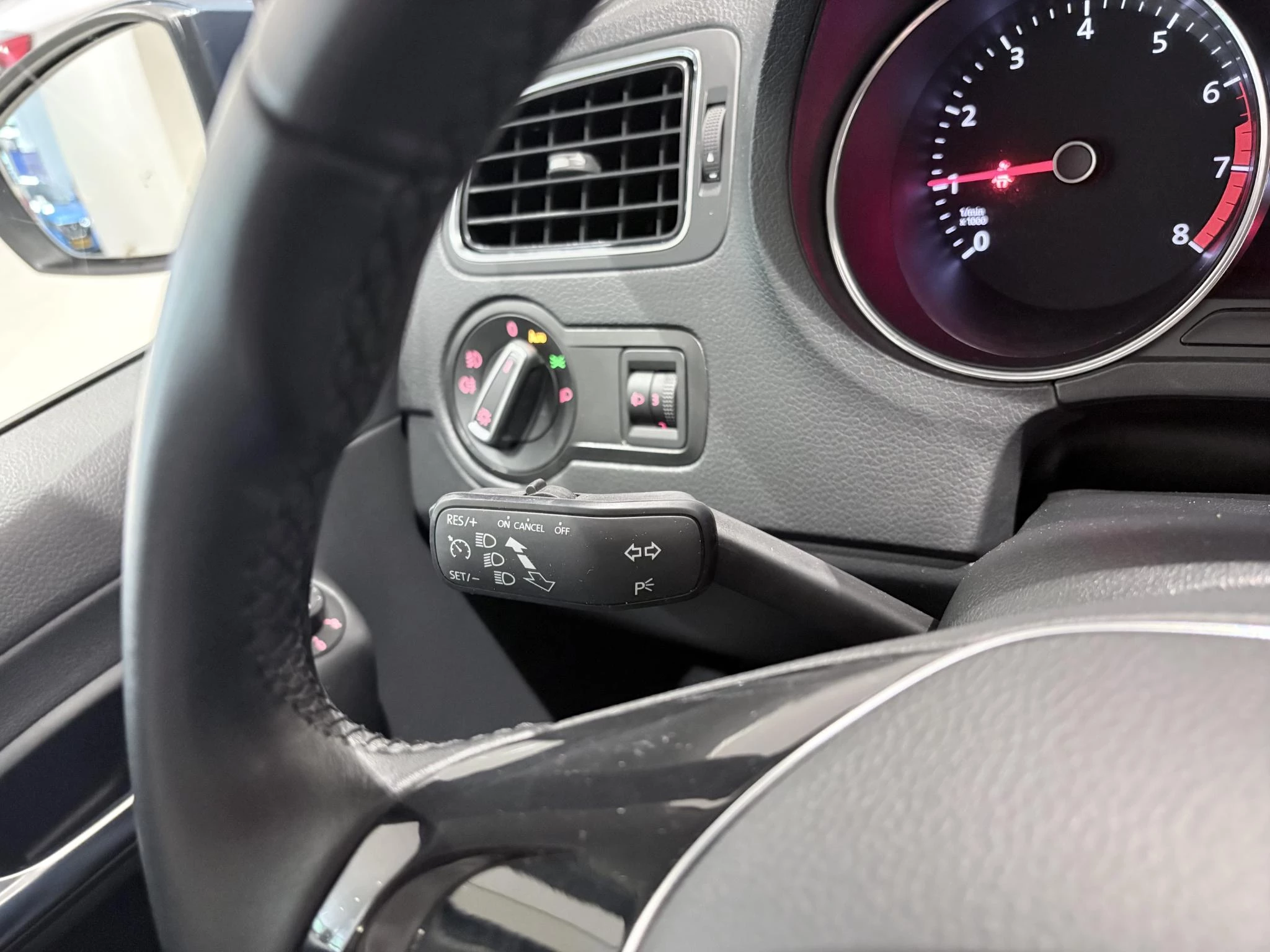 Volkswagen-Polo-image-13