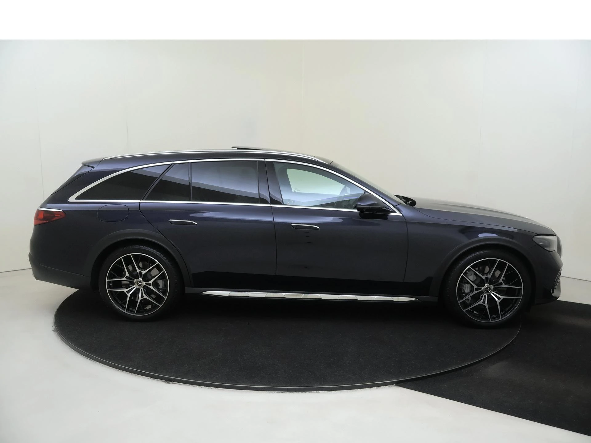 Mercedes-Benz-E-Klasse-image-8