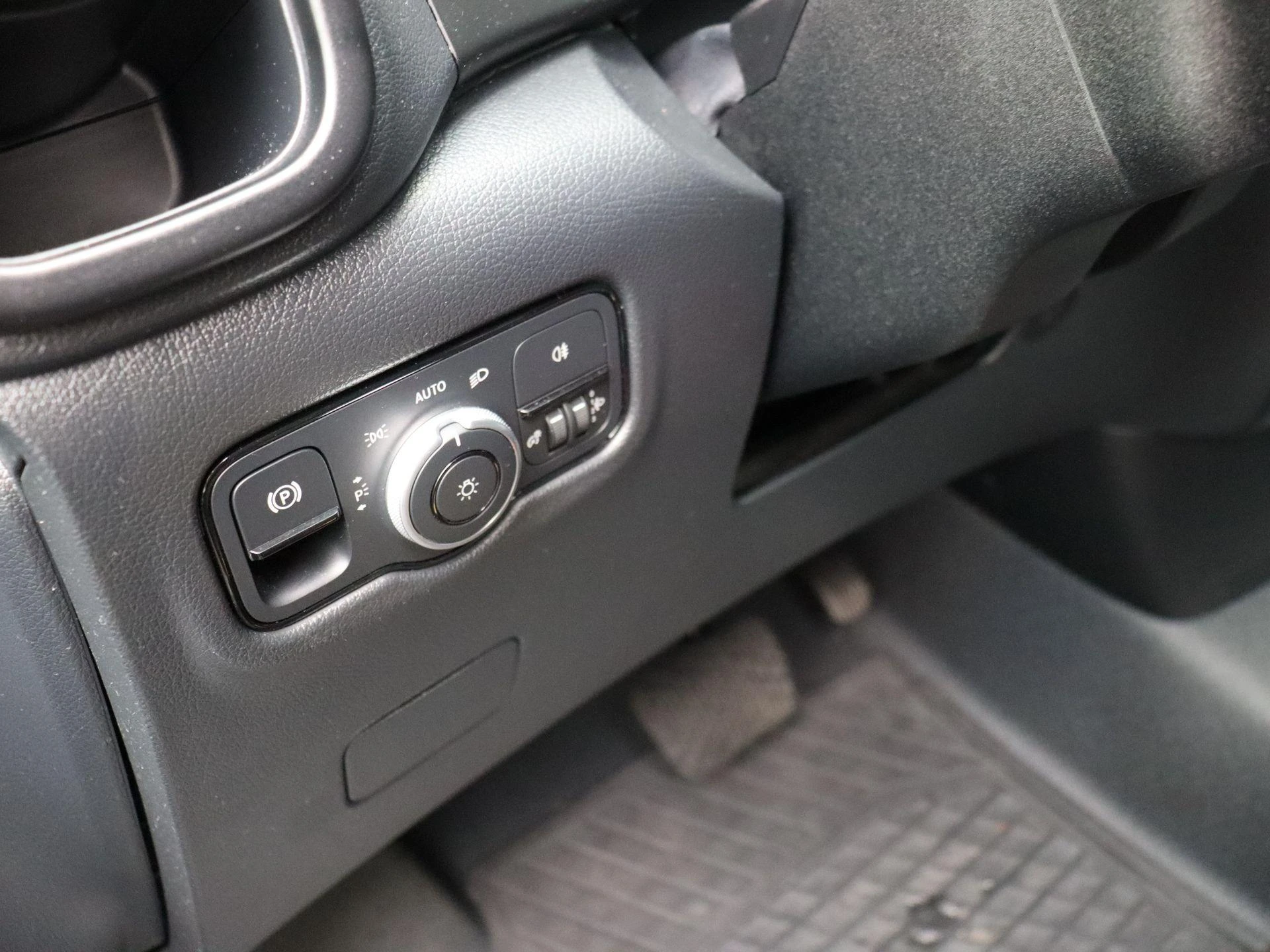 Mercedes-Benz-Vito-image-10