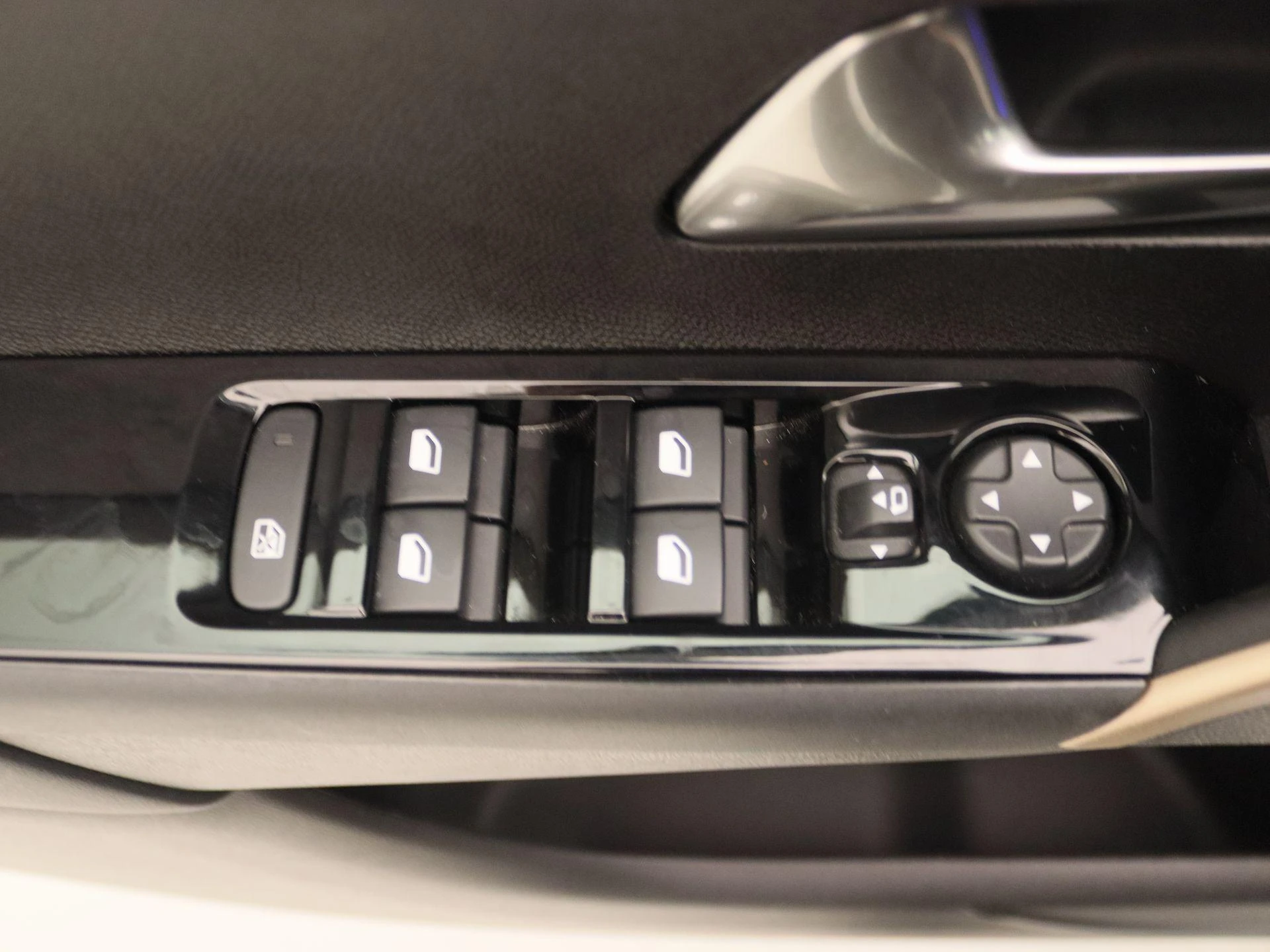 Lancia-Ypsilon-image-18