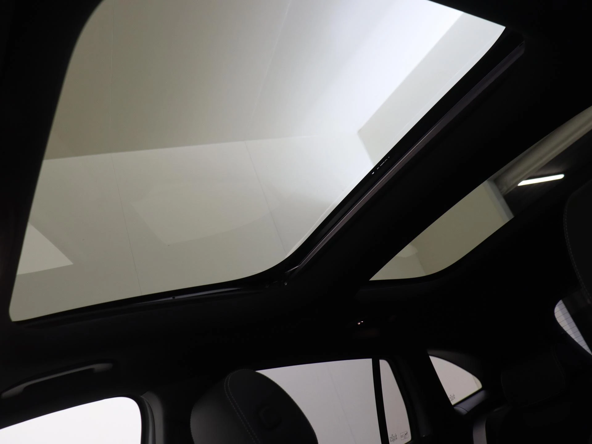 Mercedes-Benz-GLA-image-30