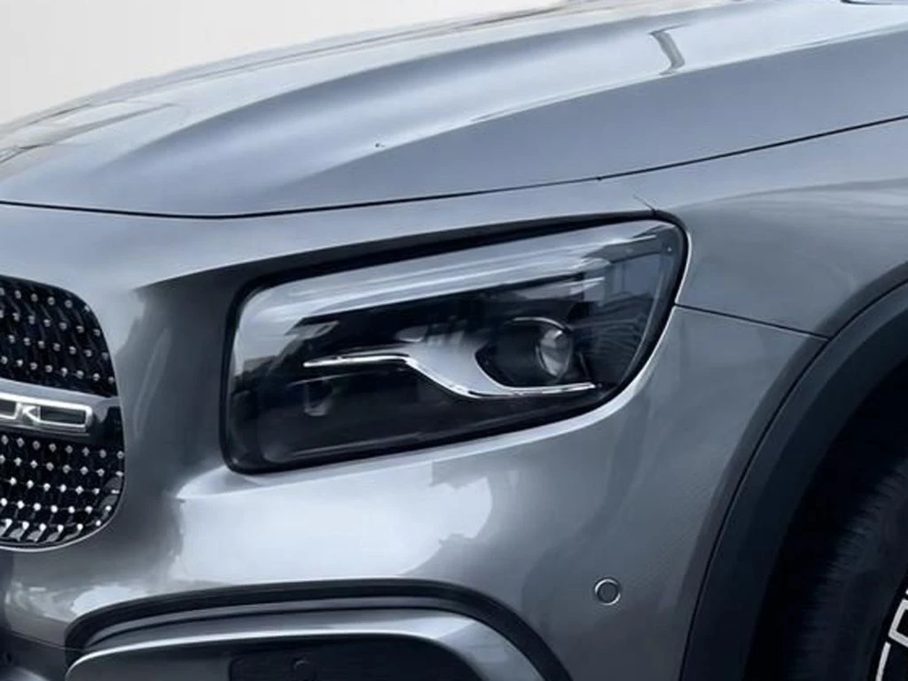 Mercedes-Benz-GLB 200-image-4