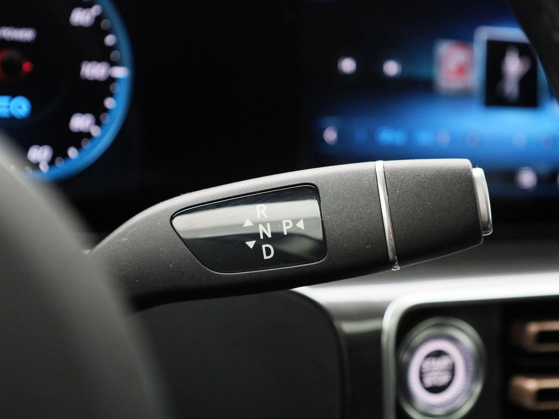 Mercedes-Benz-EQC-image-25