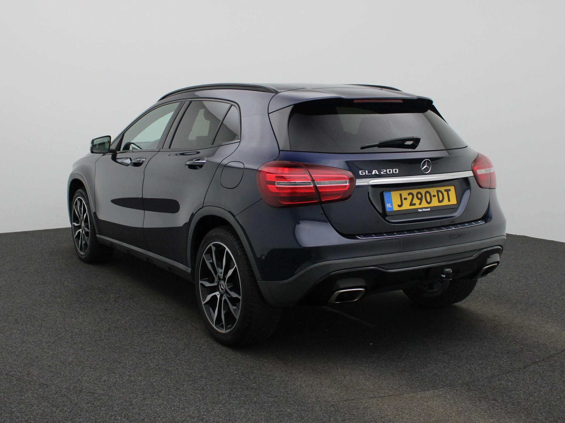 Mercedes-Benz-GLA-image-1