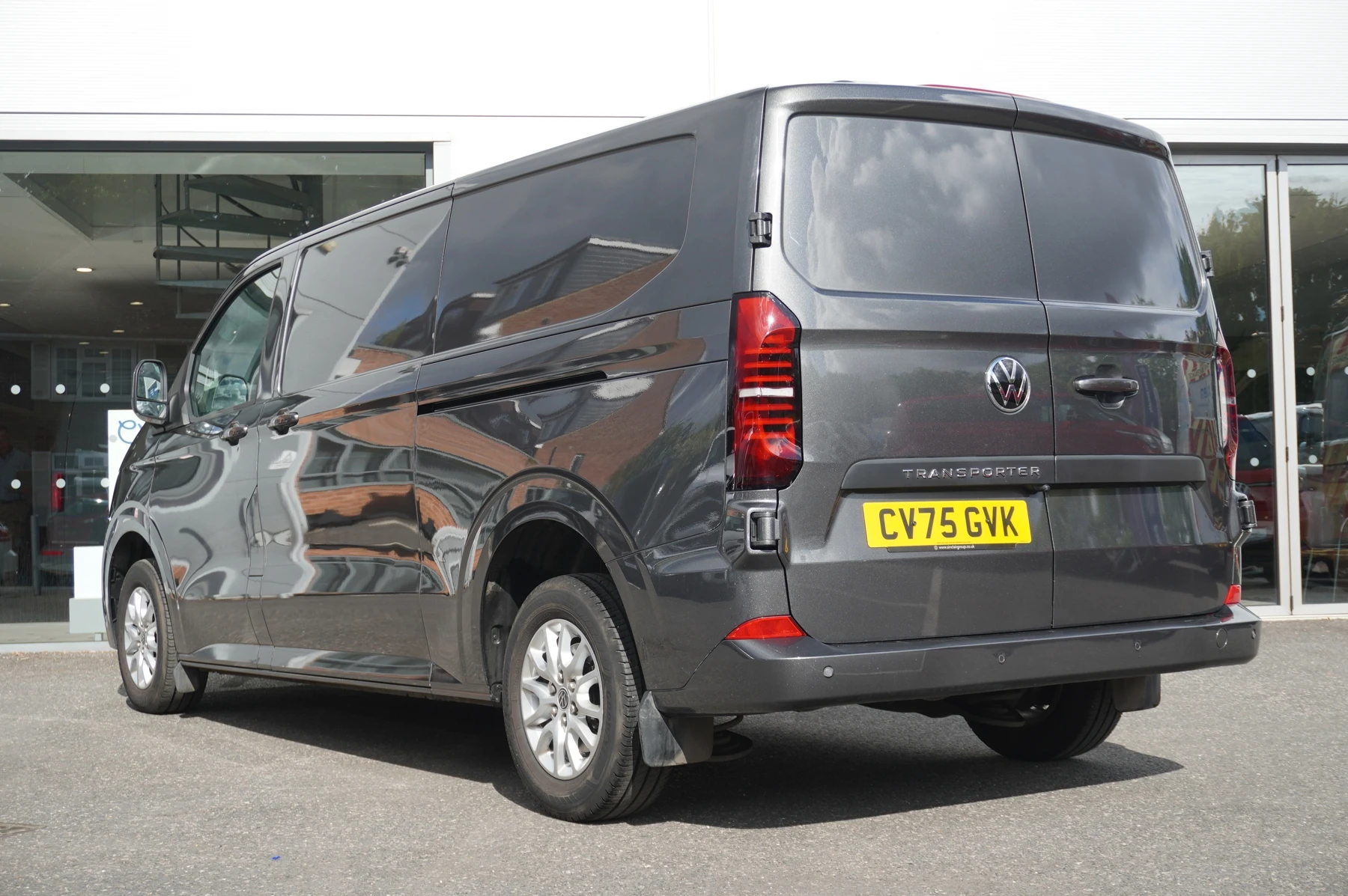 Volkswagen-Transporter-image-2