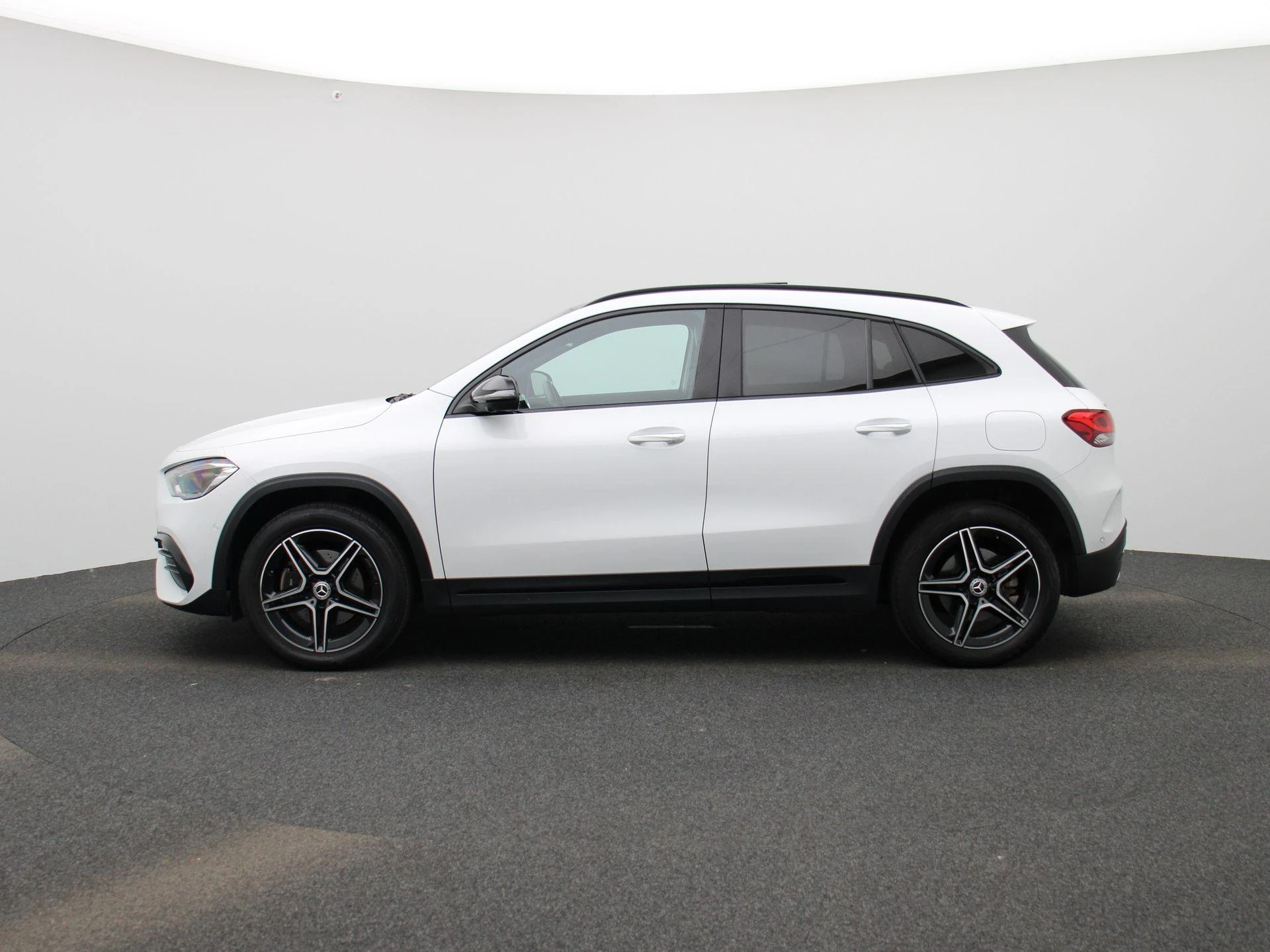 Mercedes-Benz-GLA-image-3