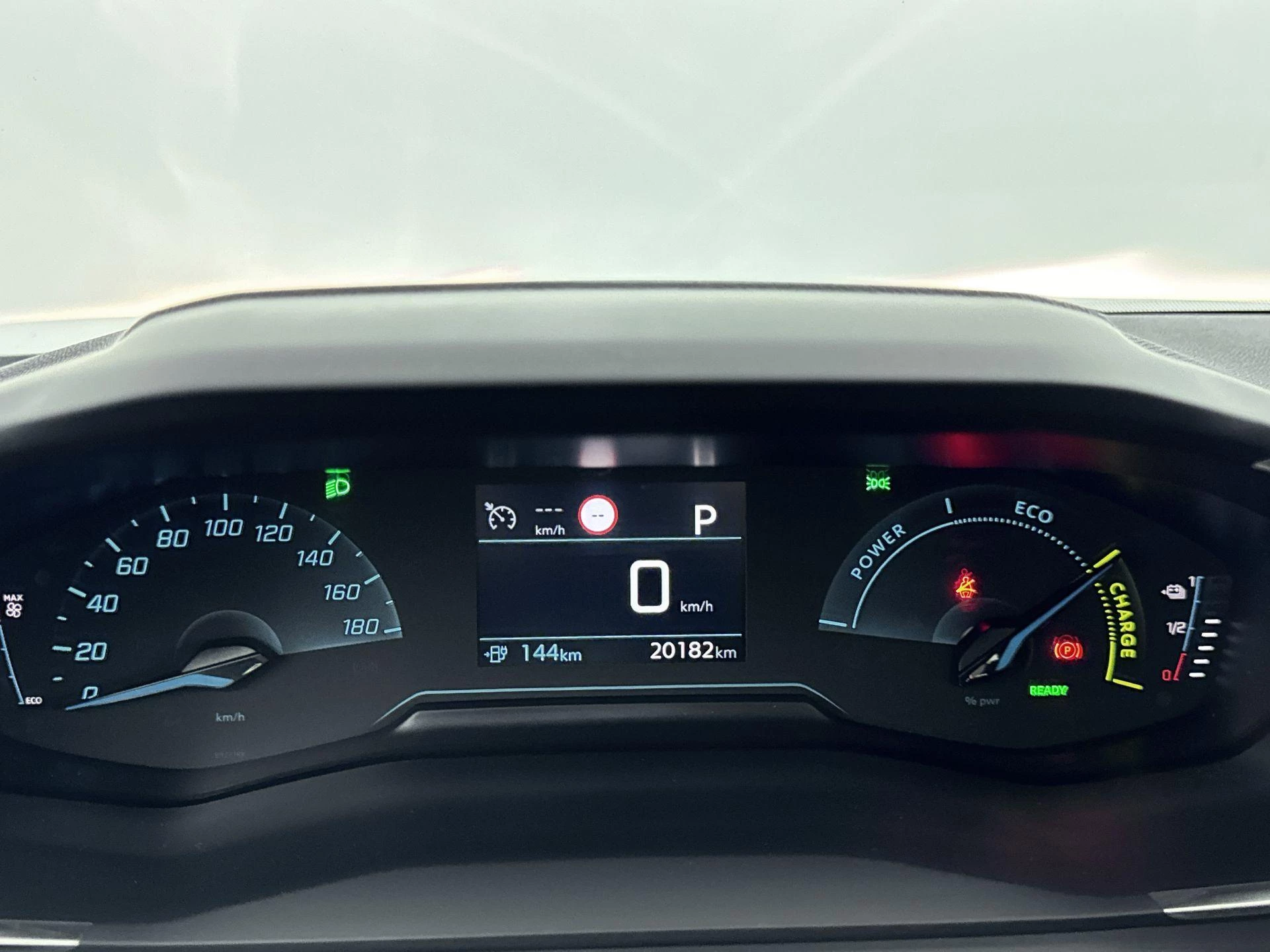 Peugeot-e-2008-image-23