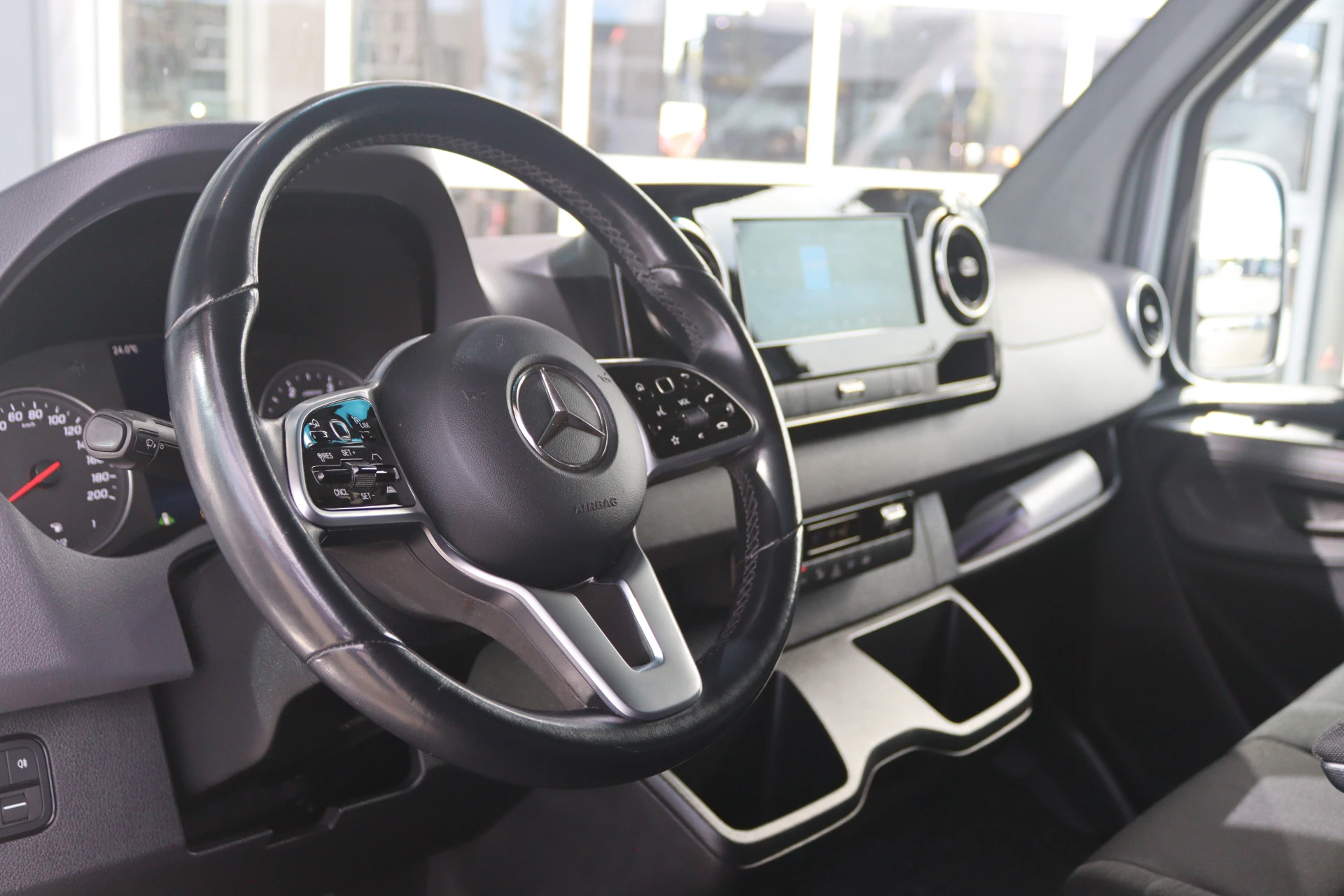 Mercedes-Benz-Sprinter-image-4