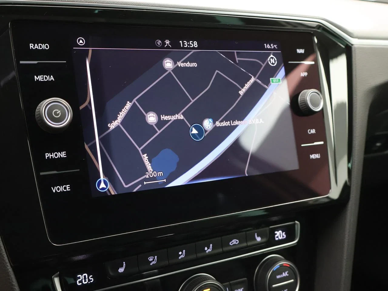 Volkswagen-Passat-image-16