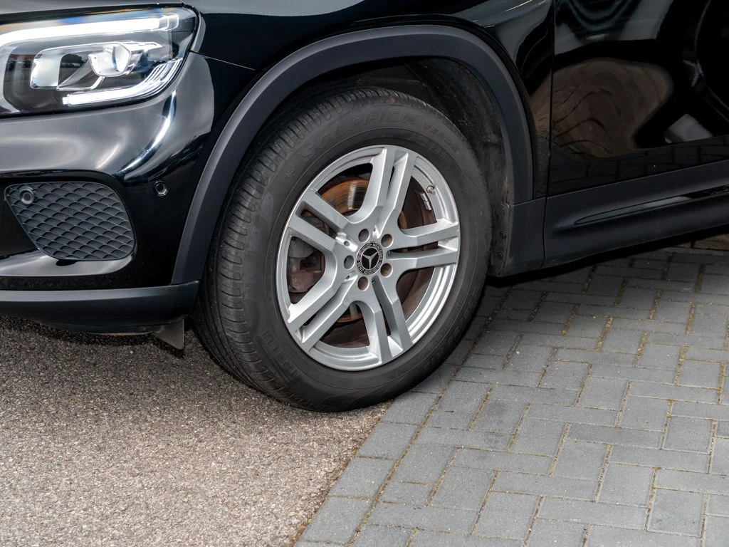 Mercedes-Benz-GLB 200-image-6