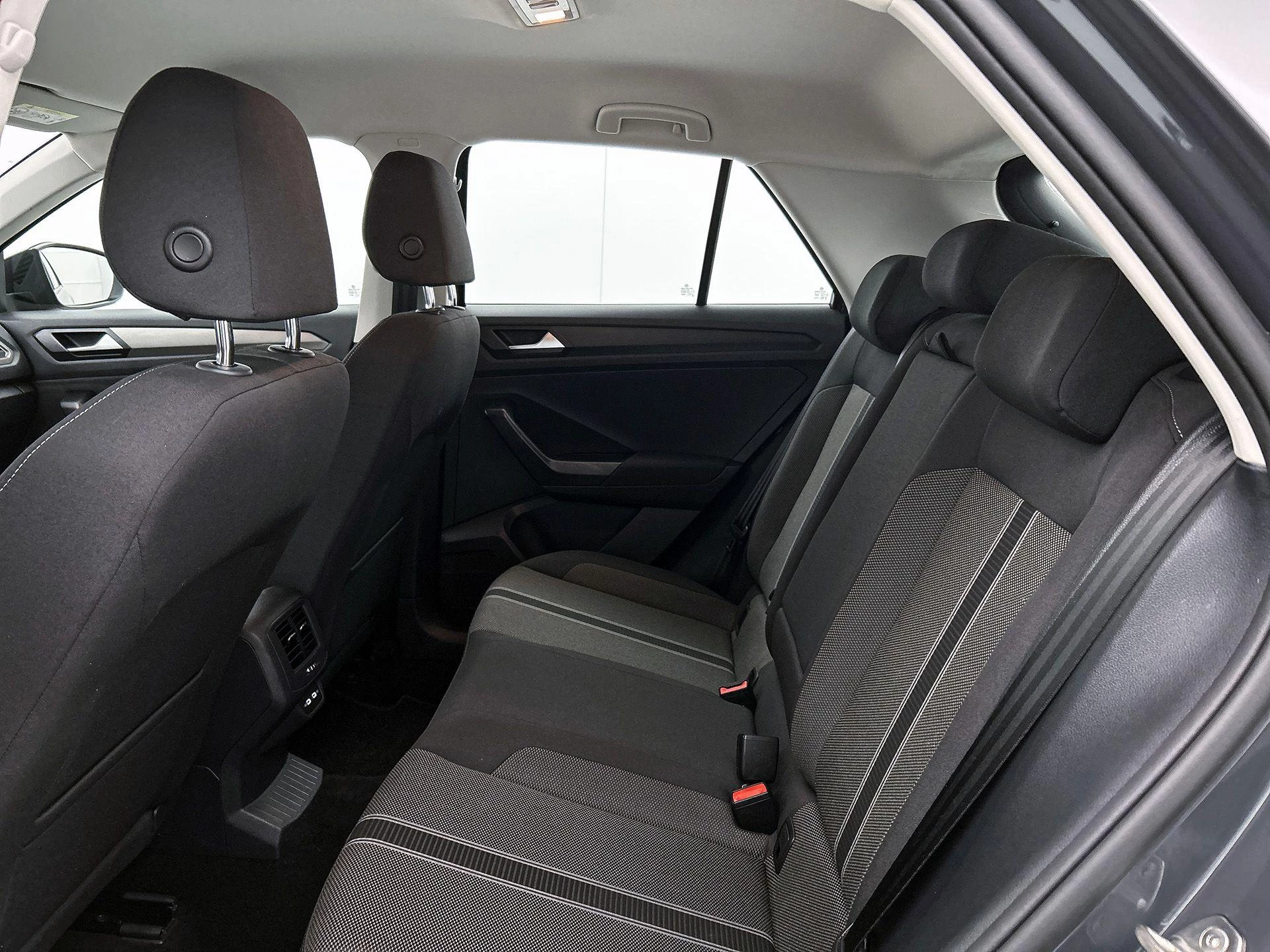 Volkswagen-T-Roc-image-25