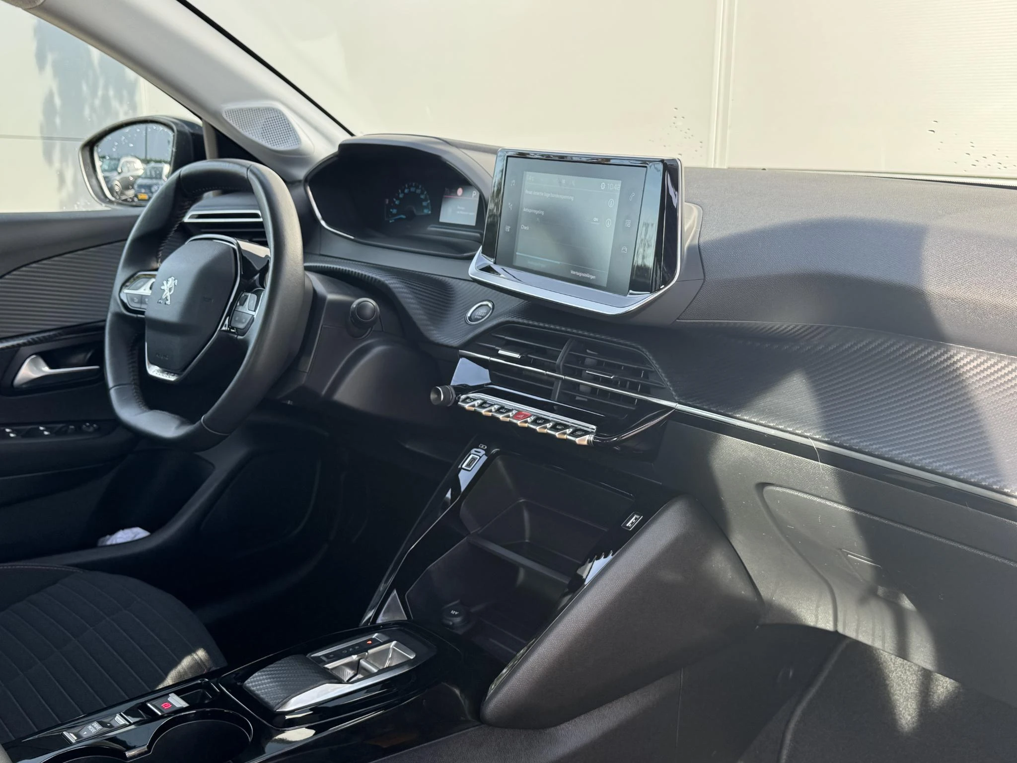 Peugeot-e-208-image-23