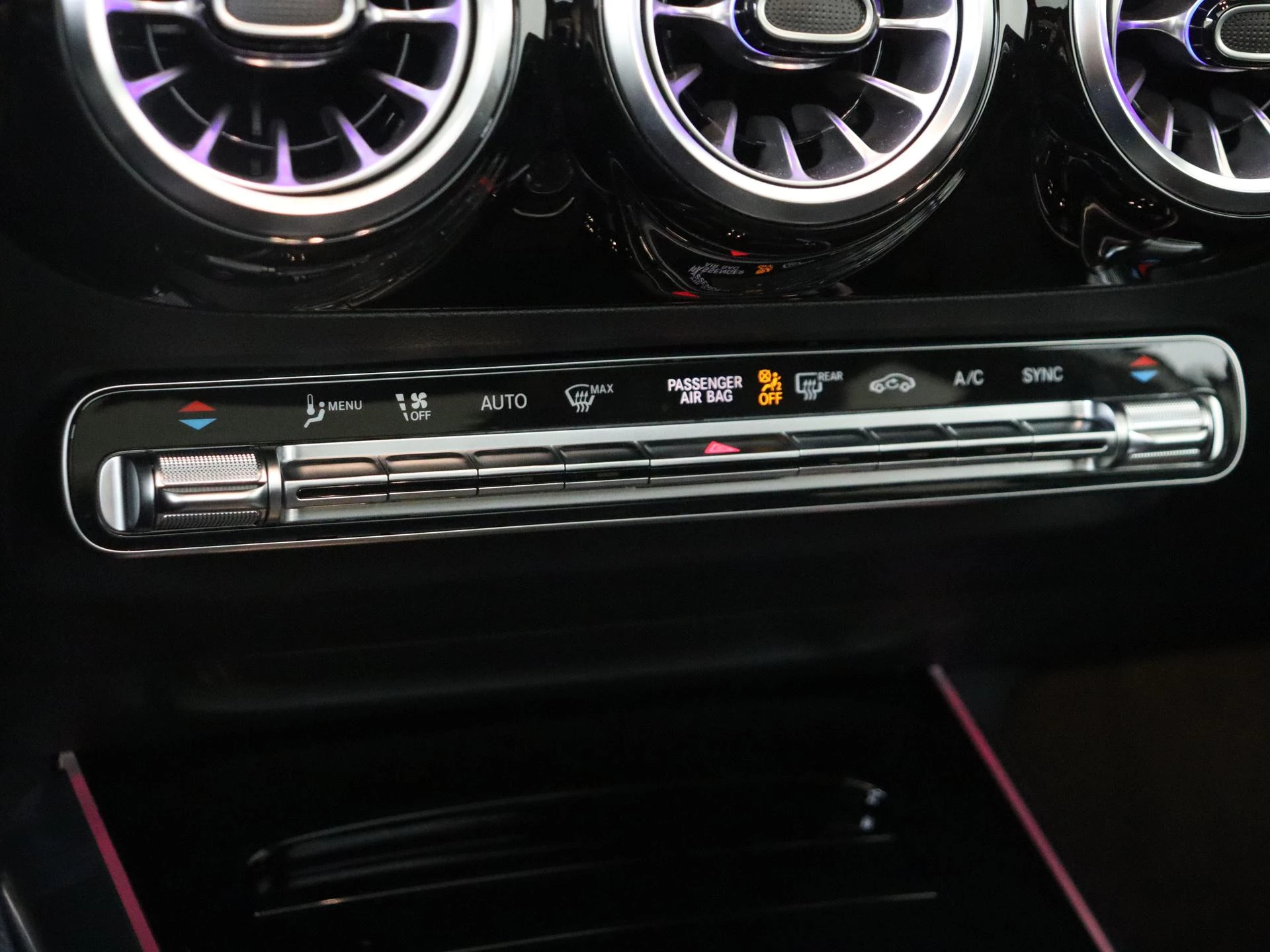 Mercedes-Benz-GLA-image-22