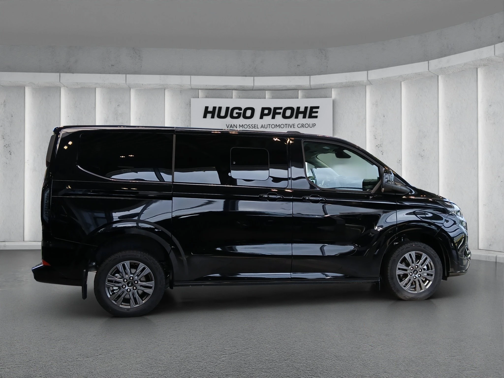 Ford Tourneo Custom Titanium 2.0 EcoBlue 125kW 320 L1 Auto FWD Van. 4-türig