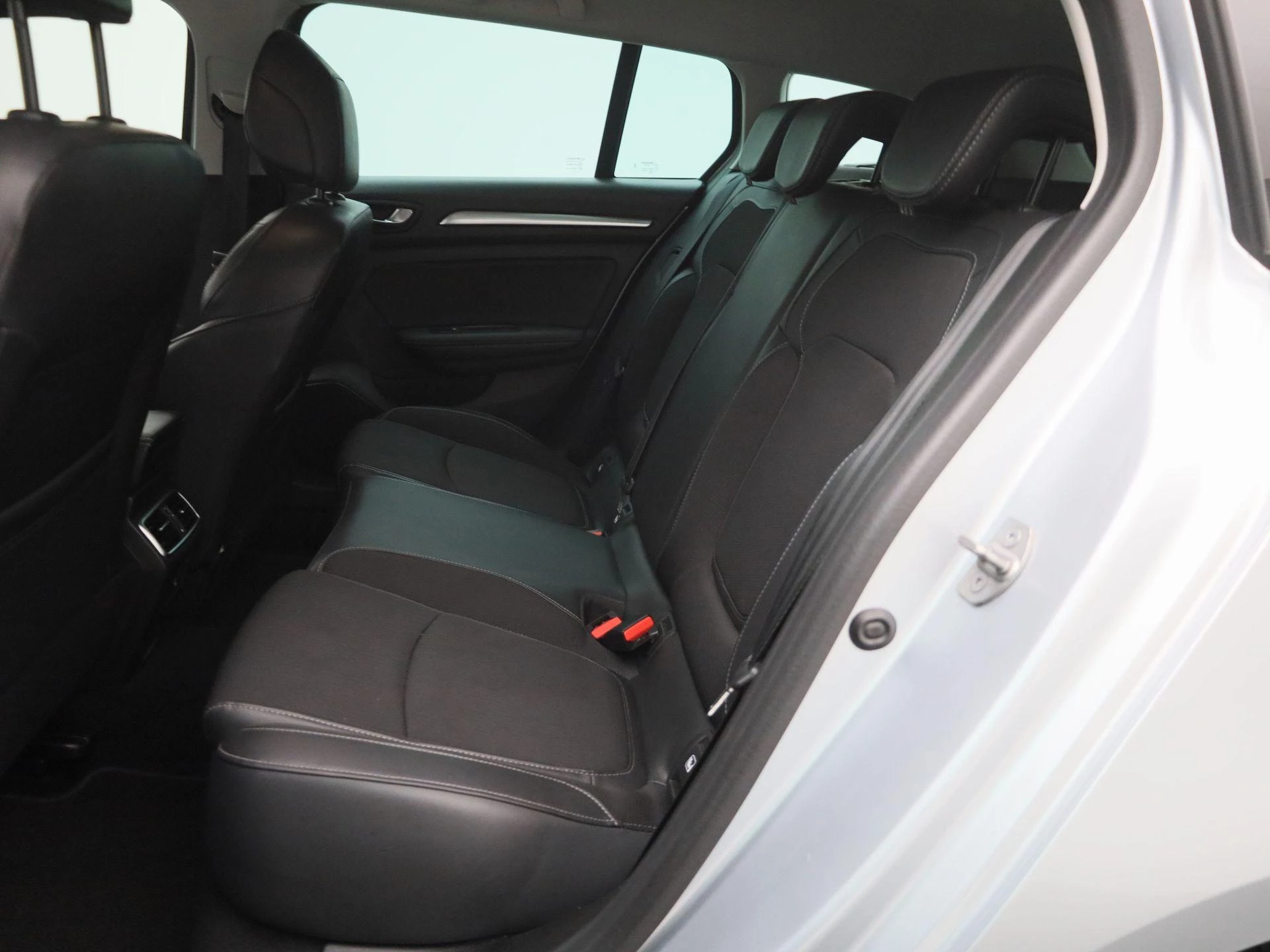 Renault-Mégane Estate-image-8