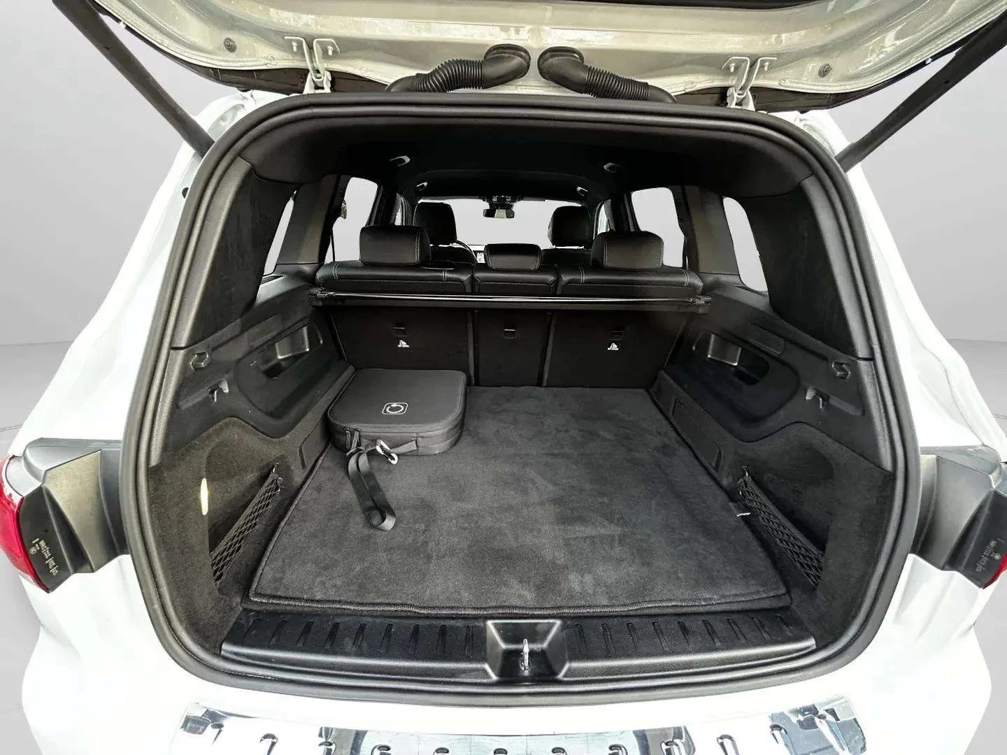 Mercedes-Benz-EQB-image-21