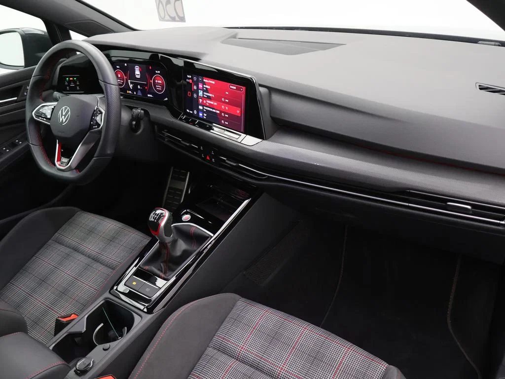 Volkswagen-Golf-image-2