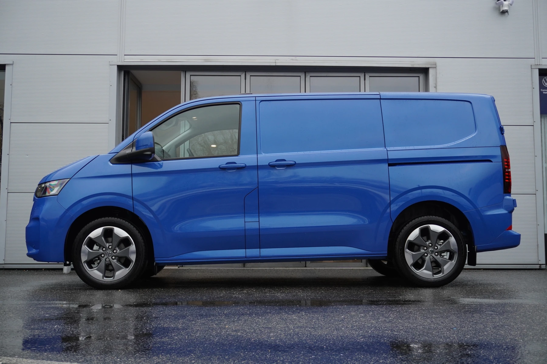Volkswagen-Transporter-image-14