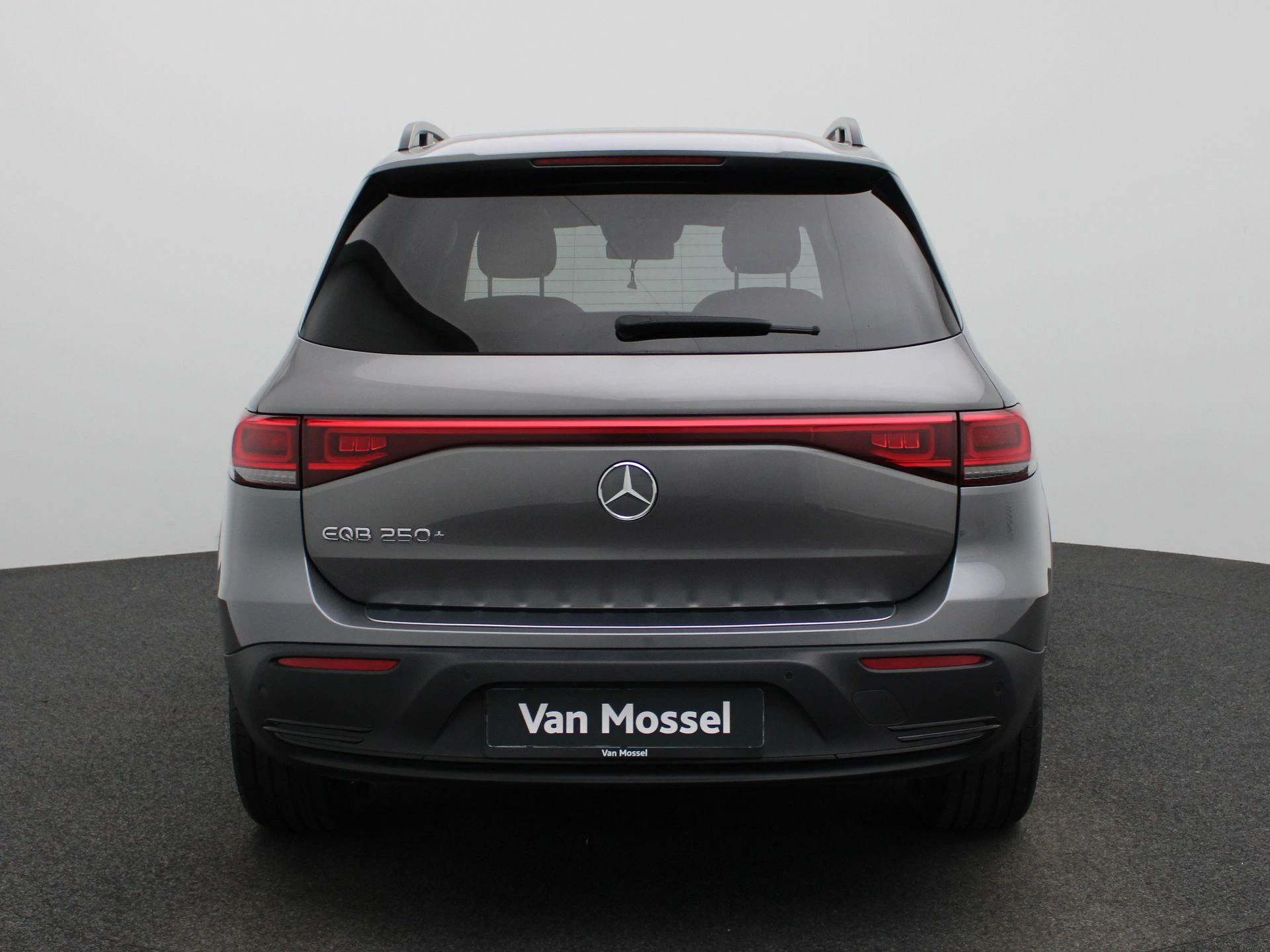 Mercedes-Benz-EQB-image-4