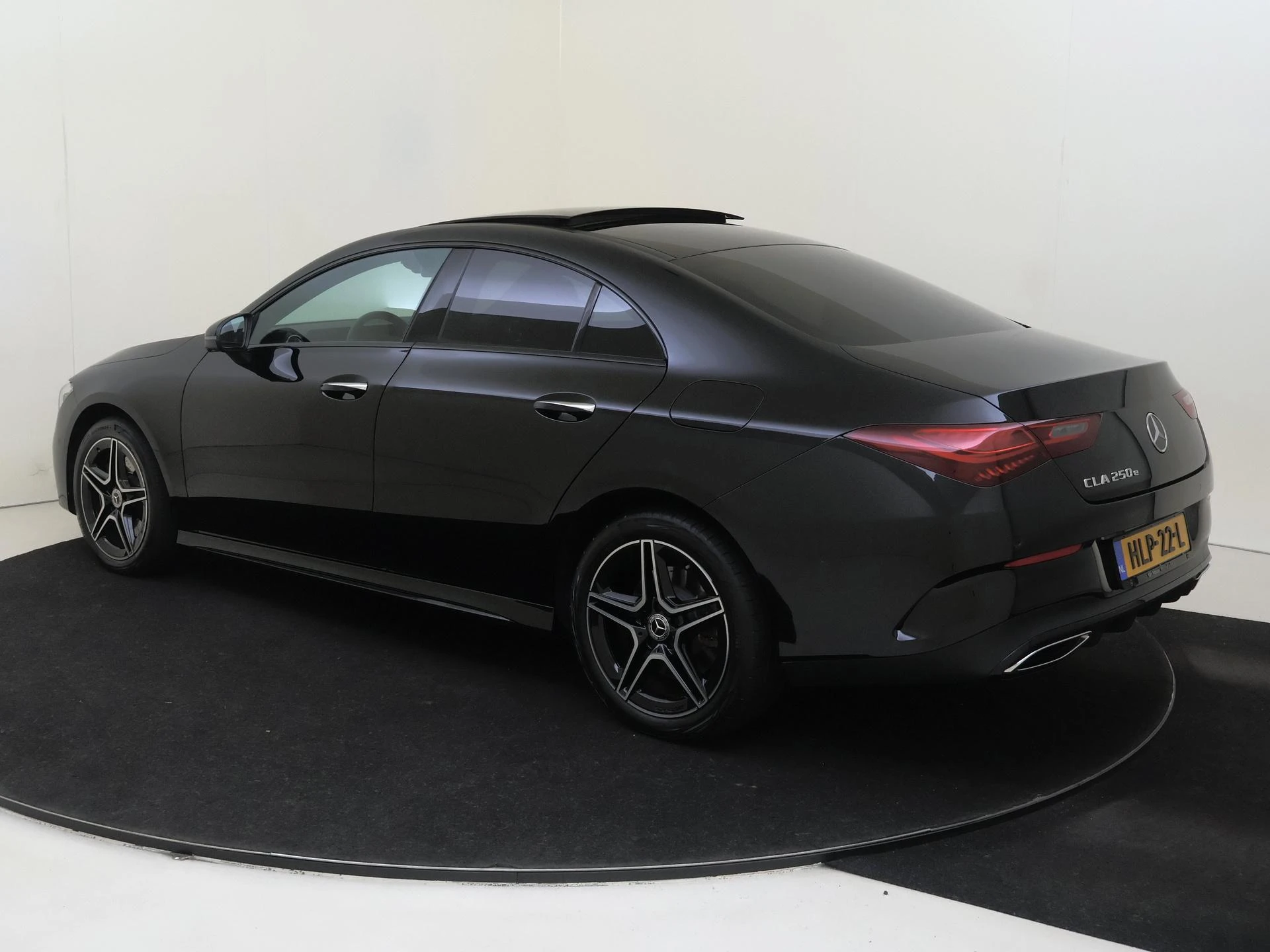 Mercedes-Benz-CLA-image-2