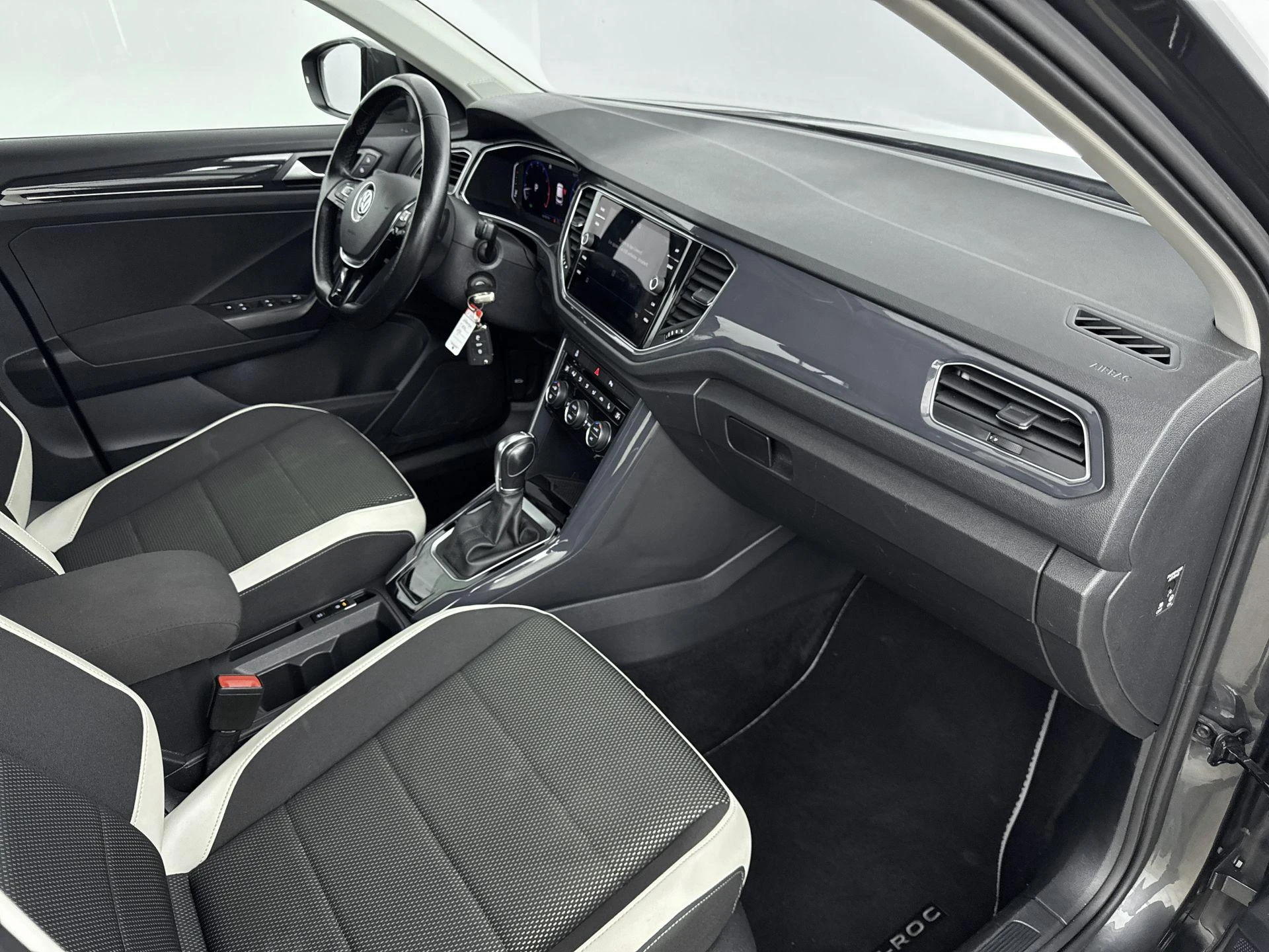 Volkswagen-T-Roc-image-16