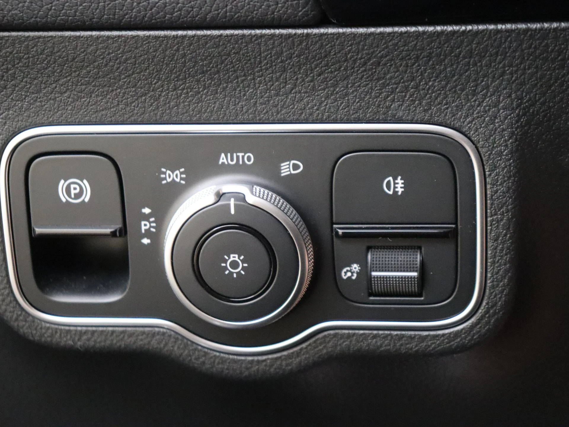 Mercedes-Benz-GLA-image-24