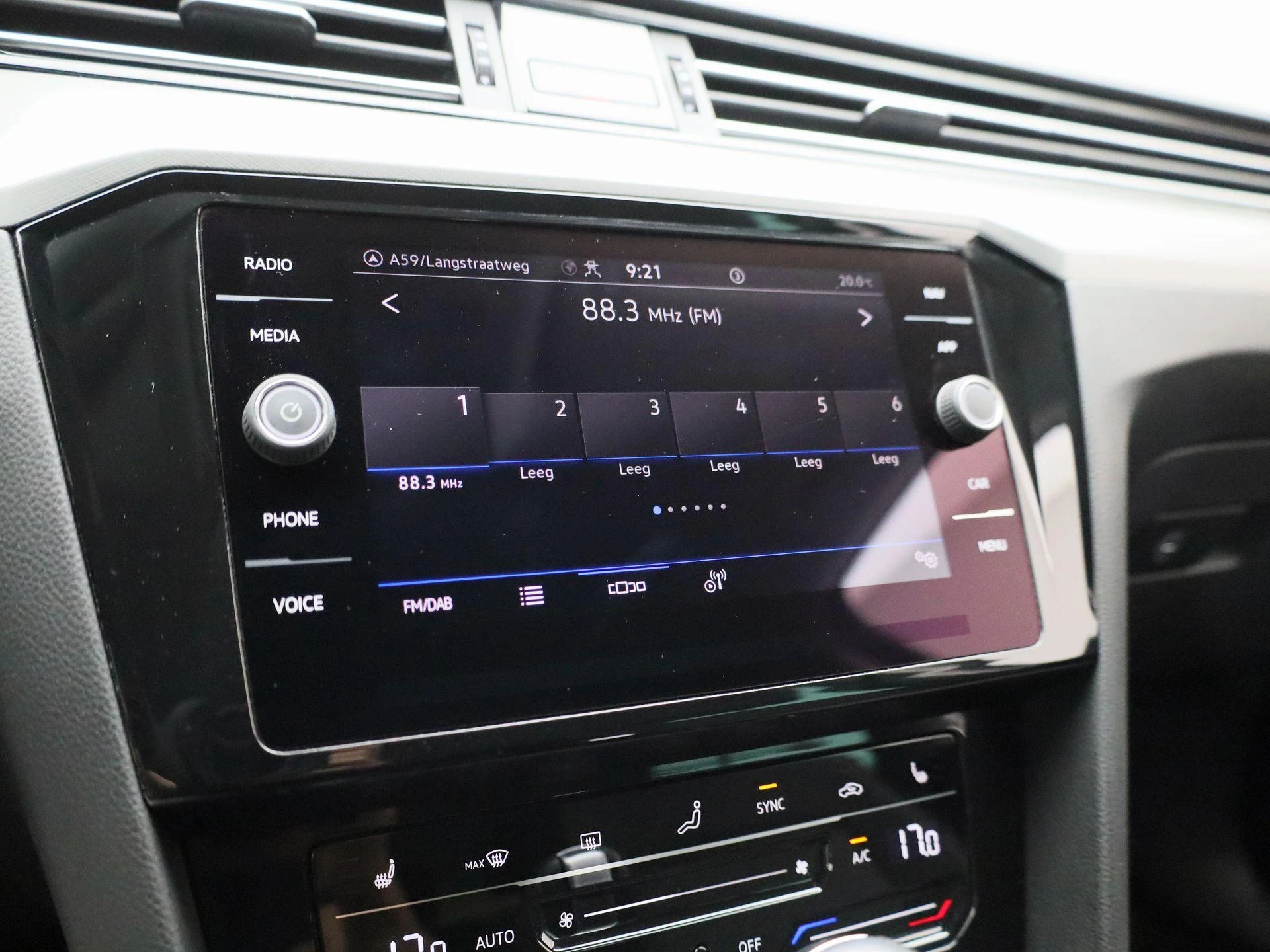 Volkswagen-Passat-image-21
